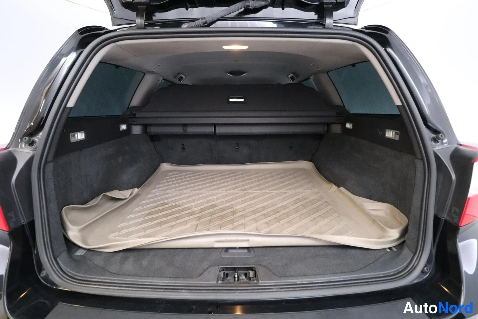 Musta Volvo V70 2012, tavaratila, kuva 25