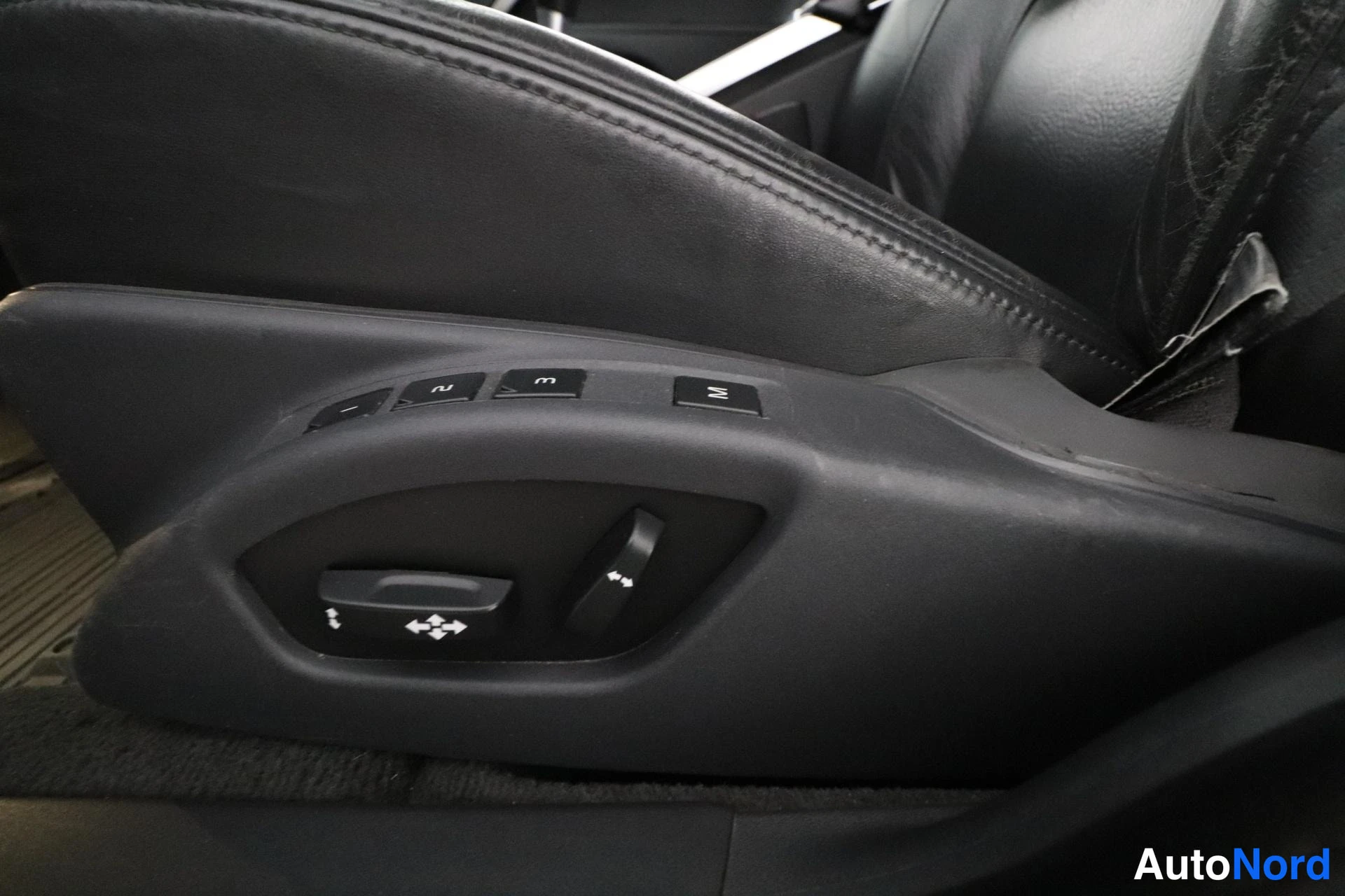Musta Volvo V70 2012, yksityiskohta, kuva 26