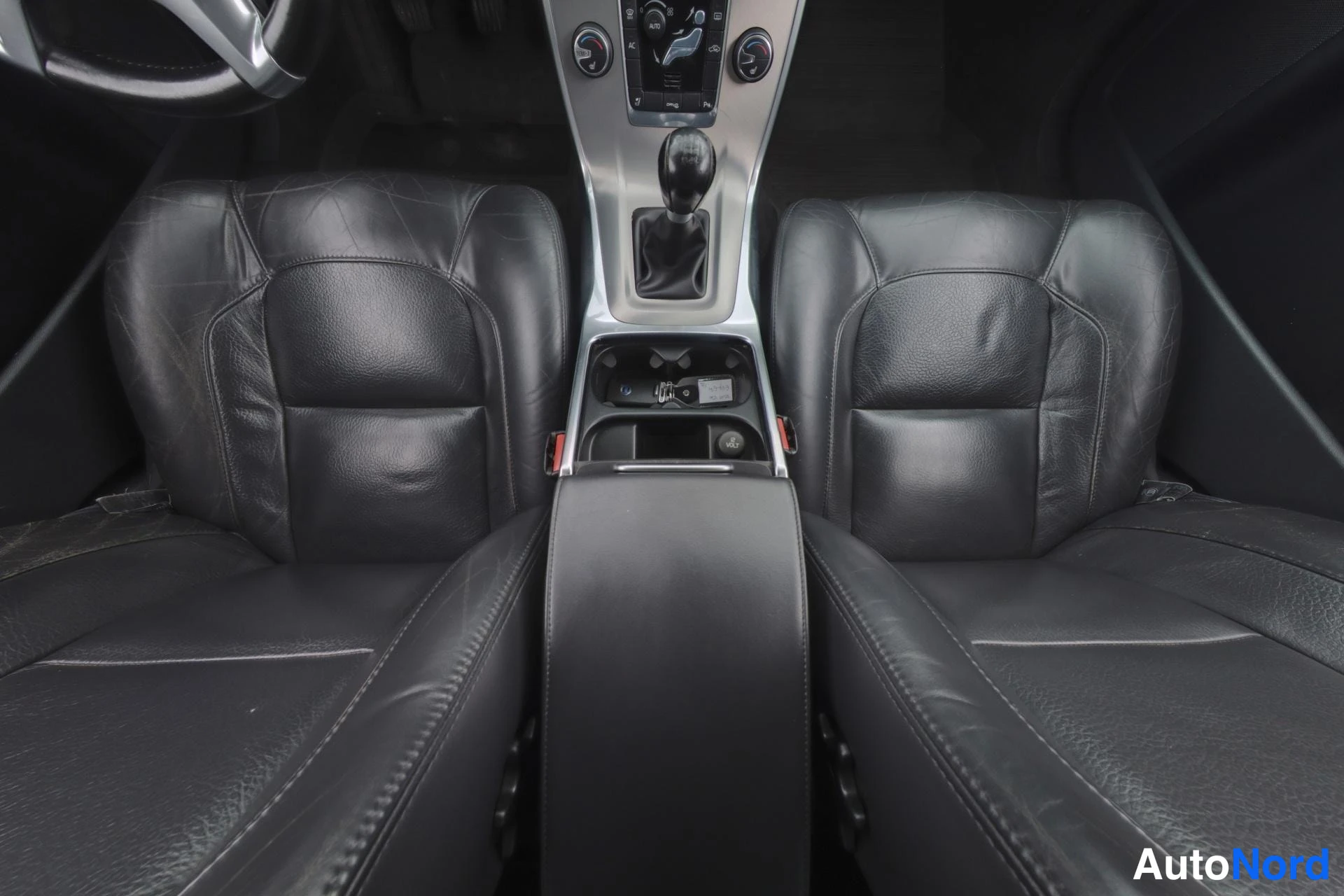Musta Volvo V70 2012, etuistuimet, kuva 19