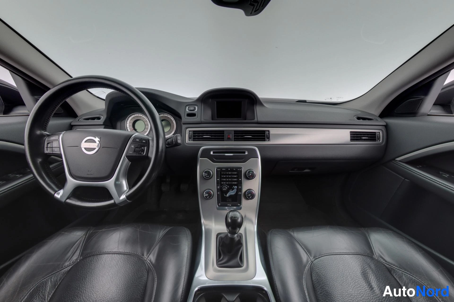 Musta Volvo V70 2012, ohjaamo, kuva 18