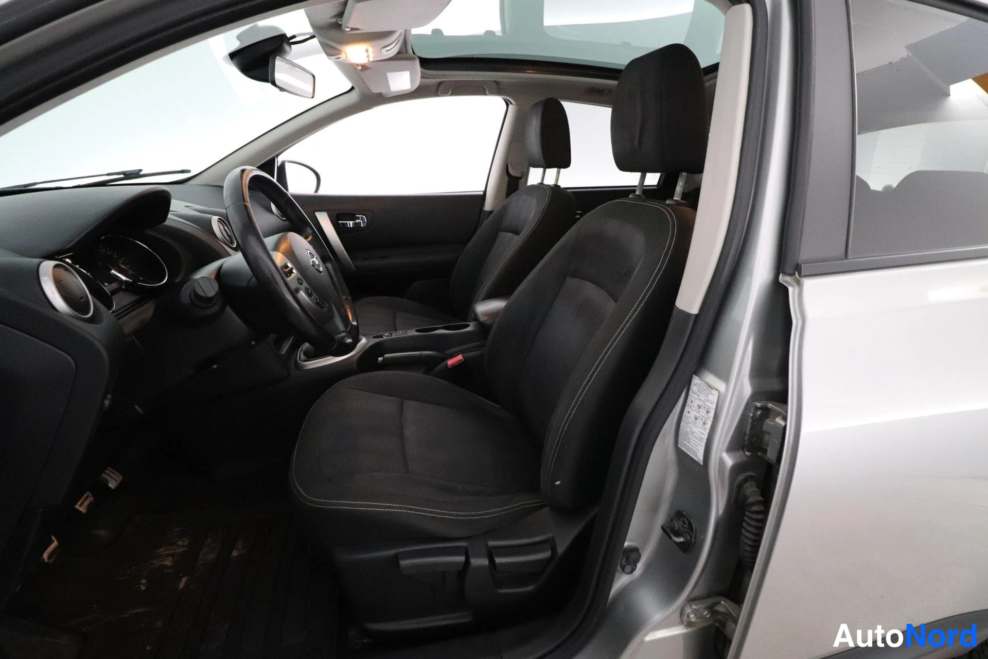 Hopea Nissan Qashqai 2011, ohjaamo, kuva 7