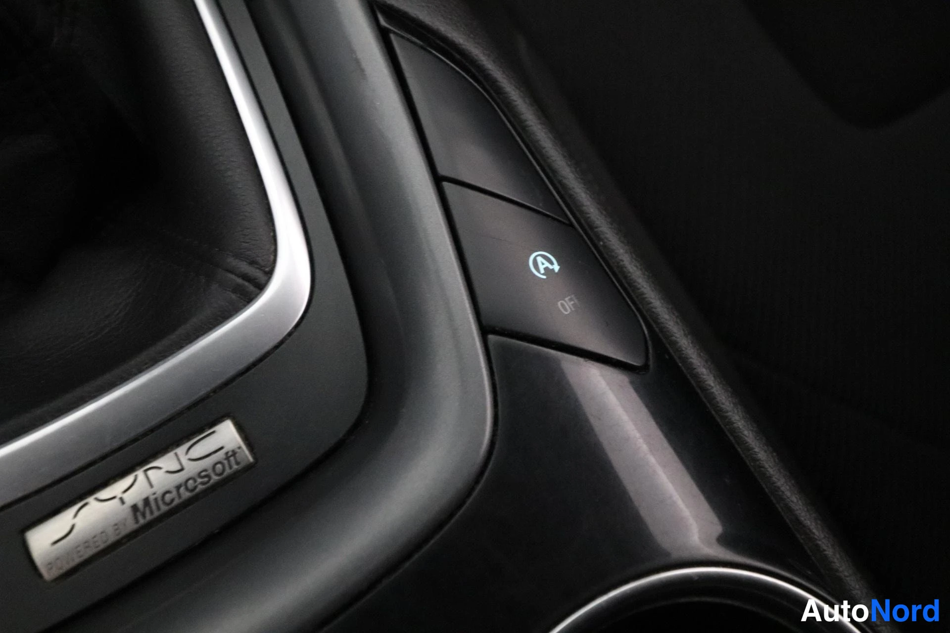 Valkoinen Ford Mondeo 2015, yksityiskohta, kuva 19