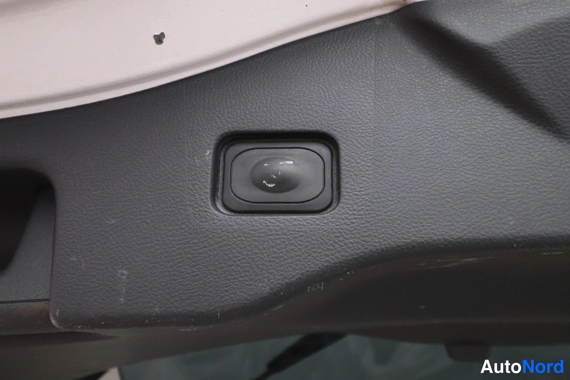 Valkoinen Ford Mondeo 2015, yksityiskohta, kuva 23