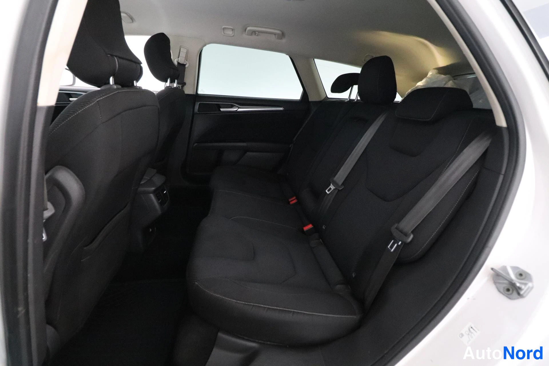 Valkoinen Ford Mondeo 2015, takaistuimet, kuva 10