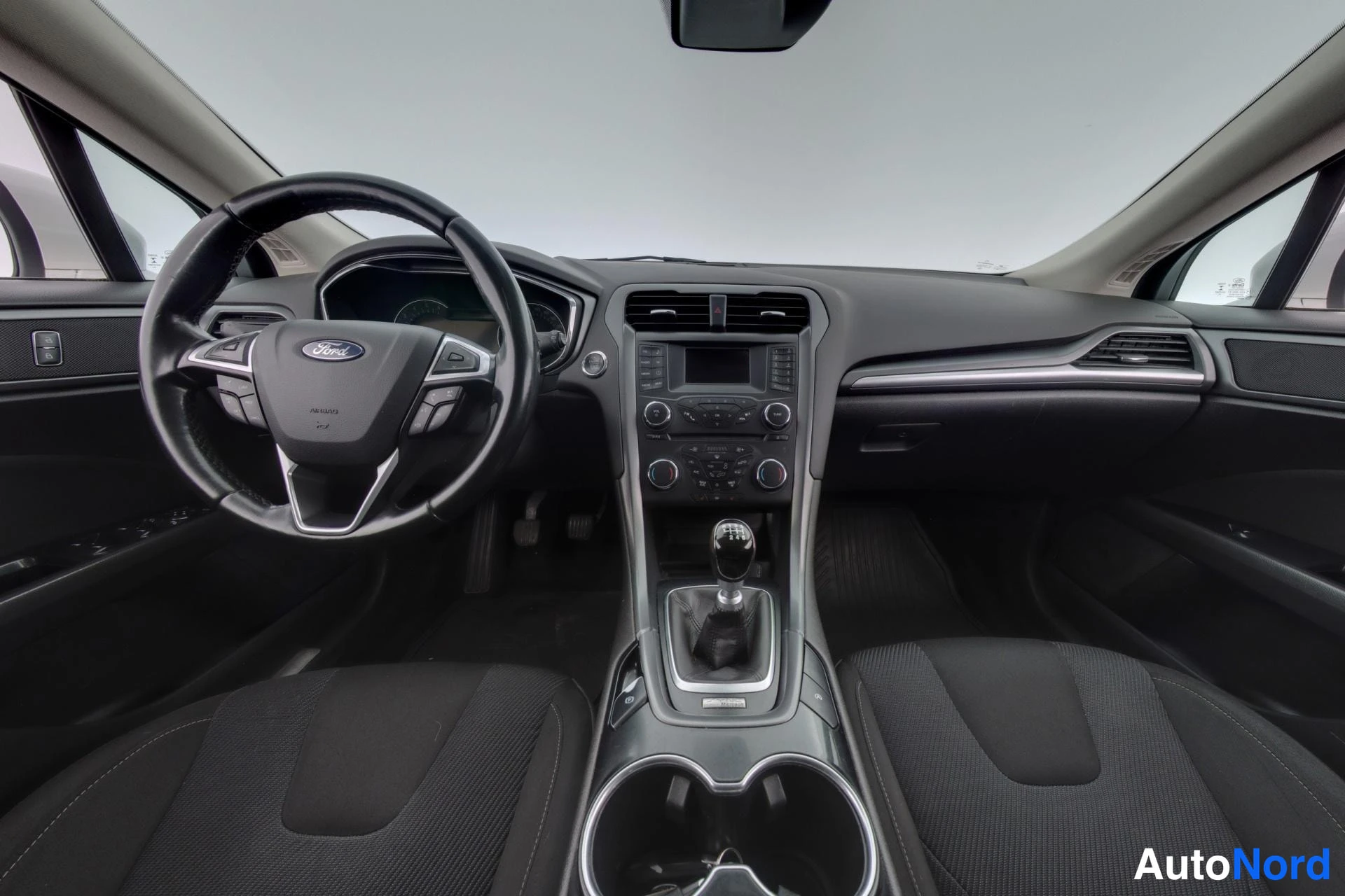 Valkoinen Ford Mondeo 2015, ohjaamo, kuva 8