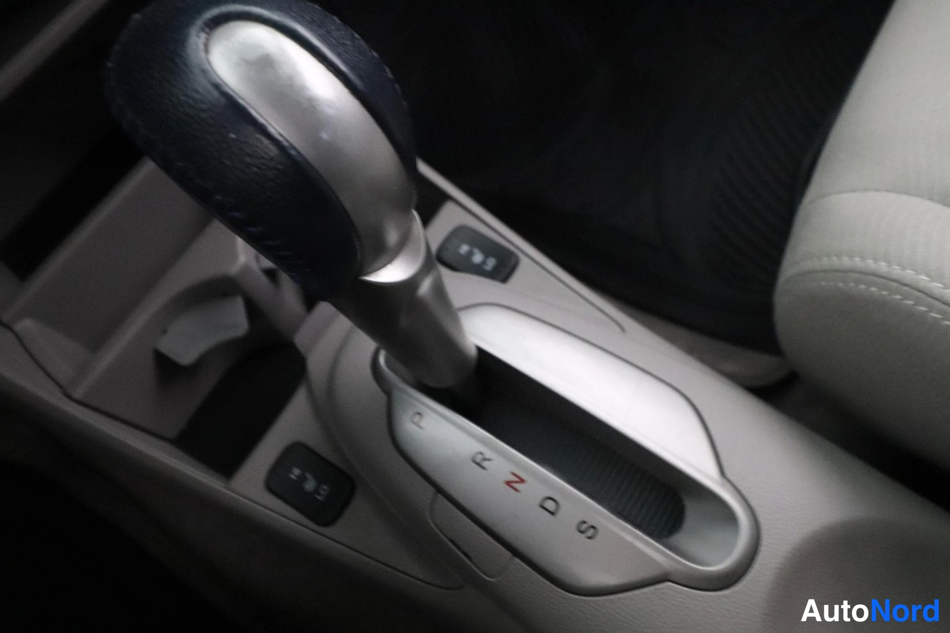 Valkoinen Honda Insight 2009, yksityiskohta, kuva 25