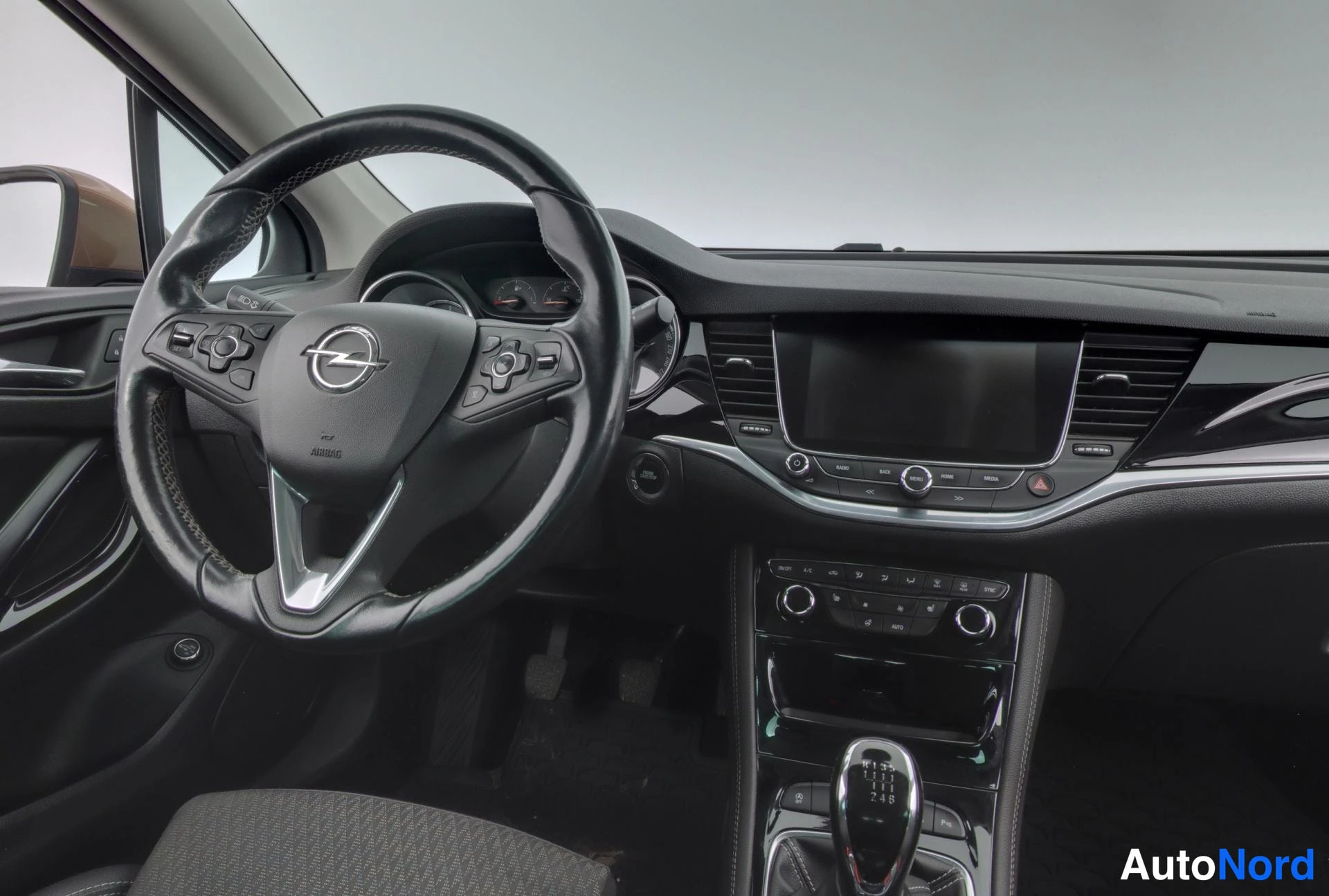 Ruskea Opel Astra 2017, ohjaamo, kuva 8
