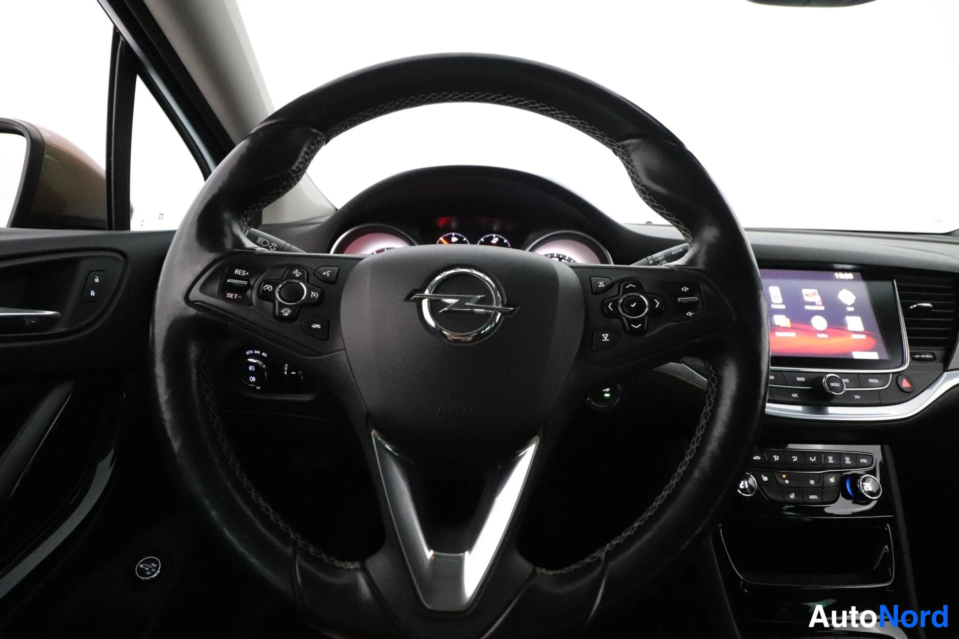 Ruskea Opel Astra 2017, ohjaamo, kuva 9