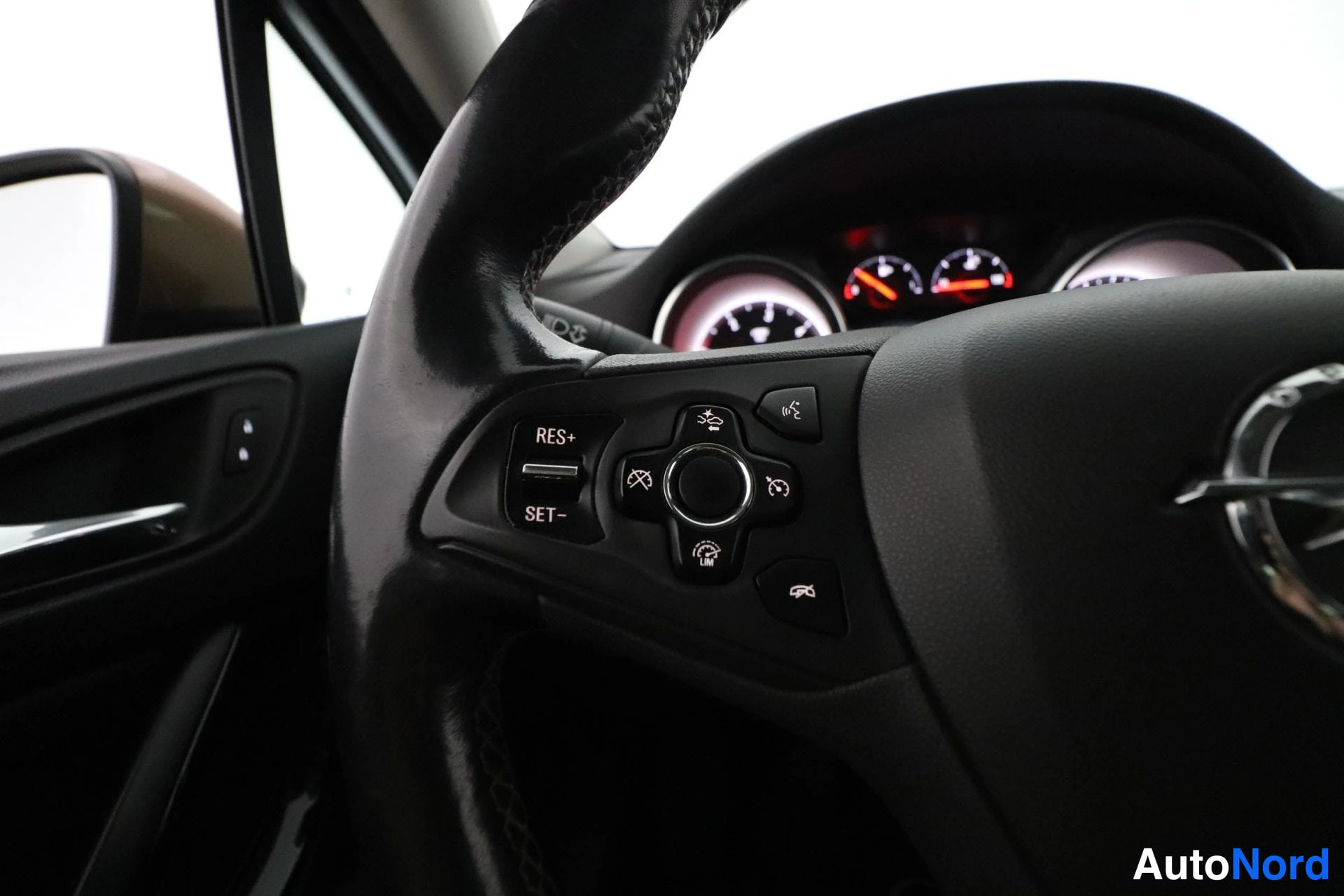 Ruskea Opel Astra 2017, yksityiskohta, kuva 19