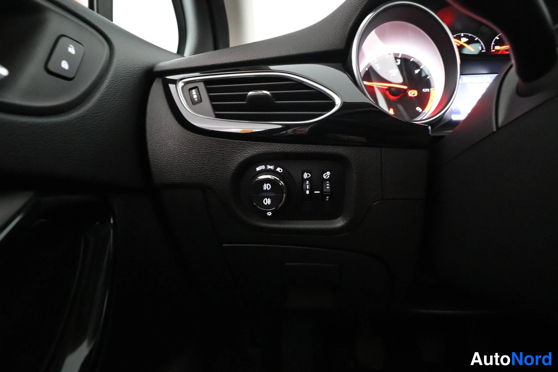 Ruskea Opel Astra 2017, yksityiskohta, kuva 26