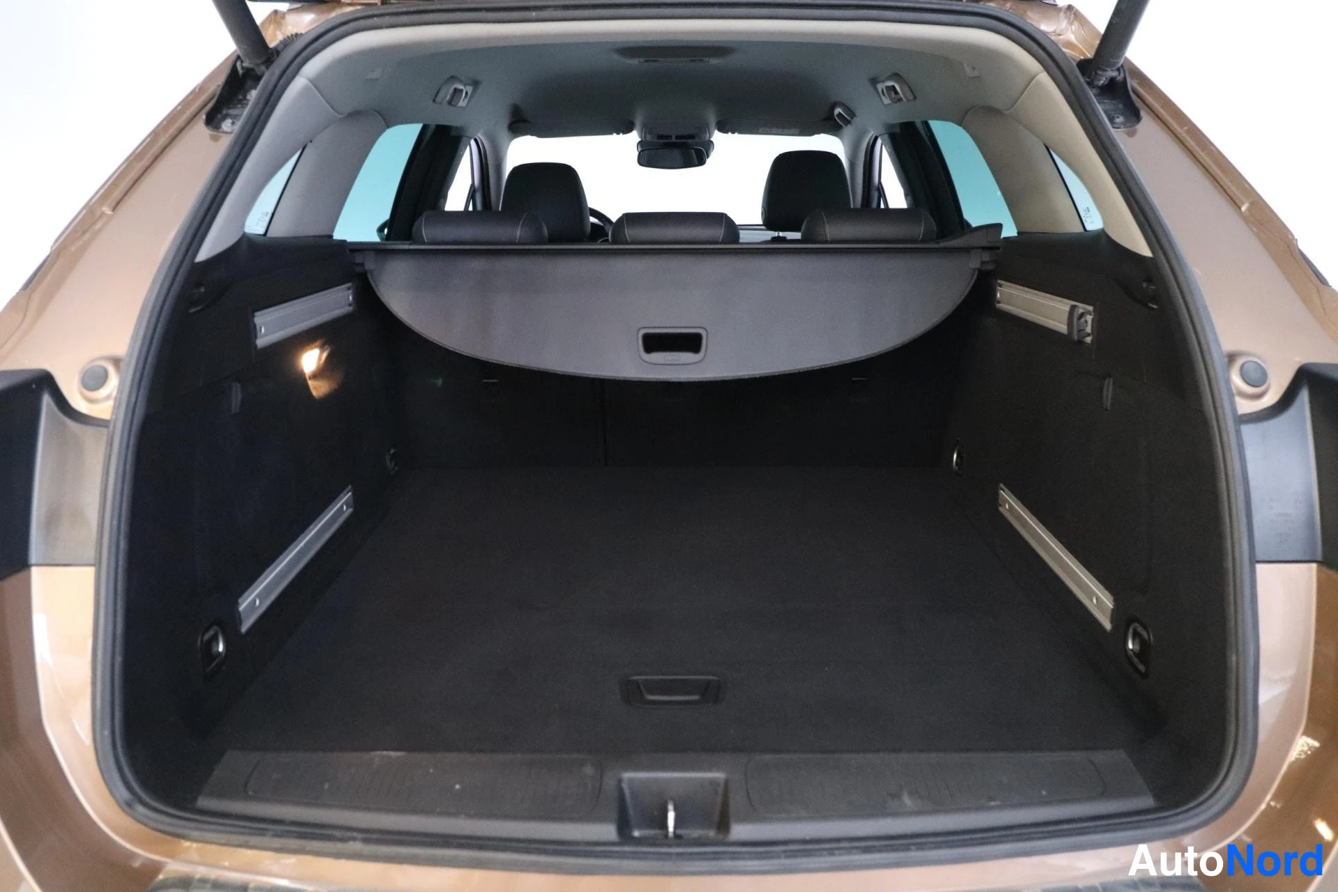 Ruskea Opel Astra 2017, tavaratila, kuva 13