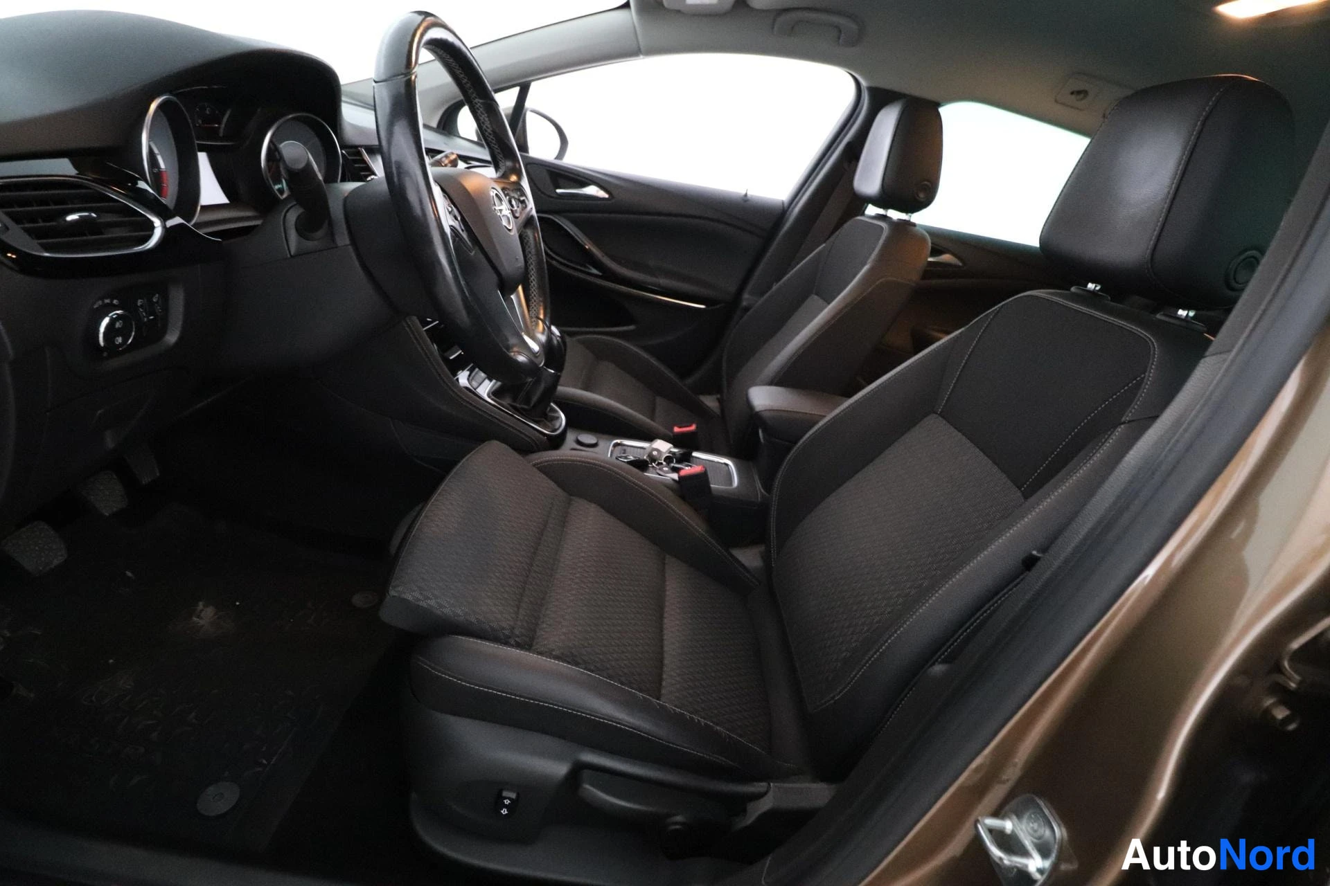 Ruskea Opel Astra 2017, etuistuimet, kuva 11