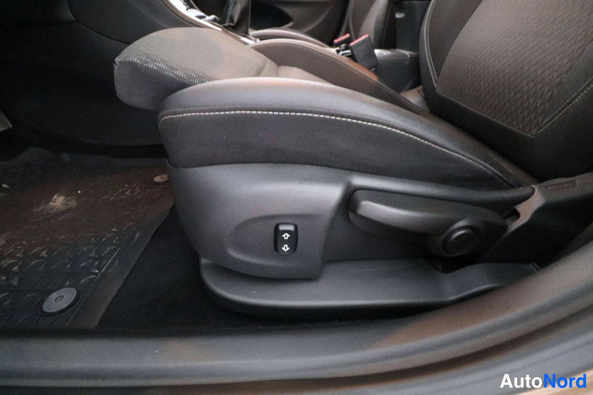 Ruskea Opel Astra 2017, yksityiskohta, kuva 14