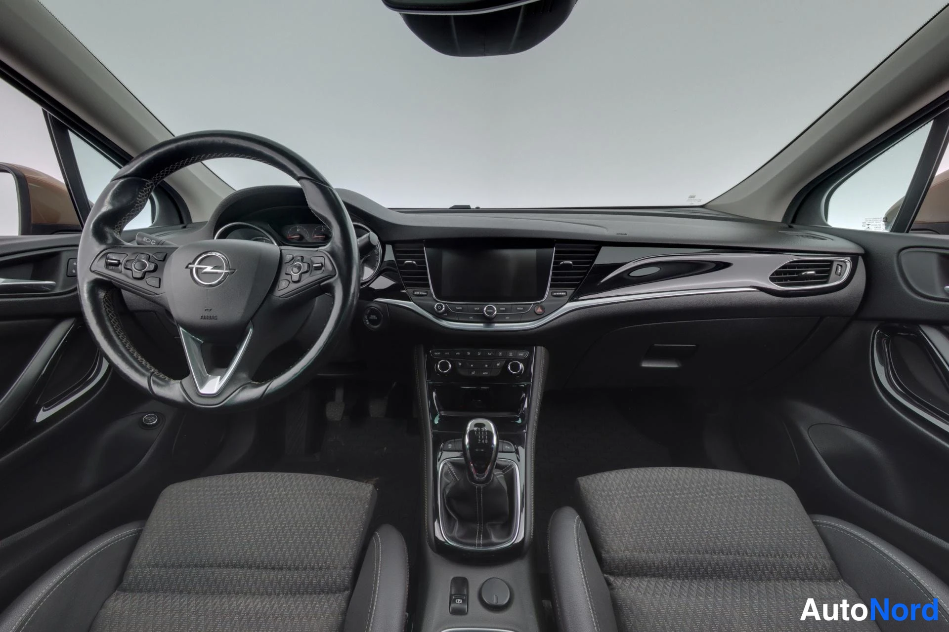 Ruskea Opel Astra 2017, ohjaamo, kuva 7