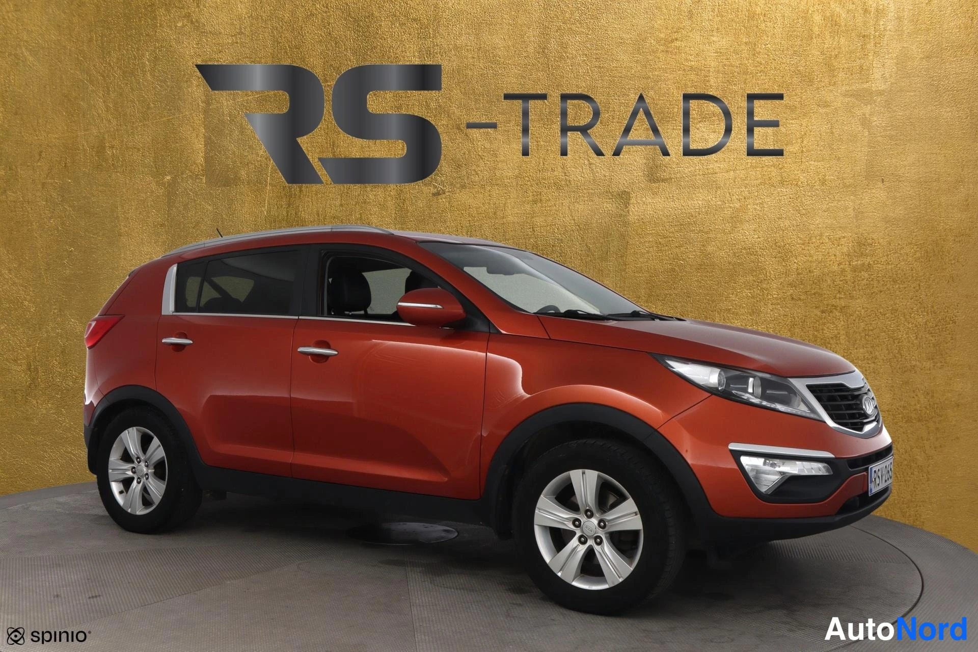 Oranssi Kia Sportage 2010, etuviisto, keula oikealle, kuva 2