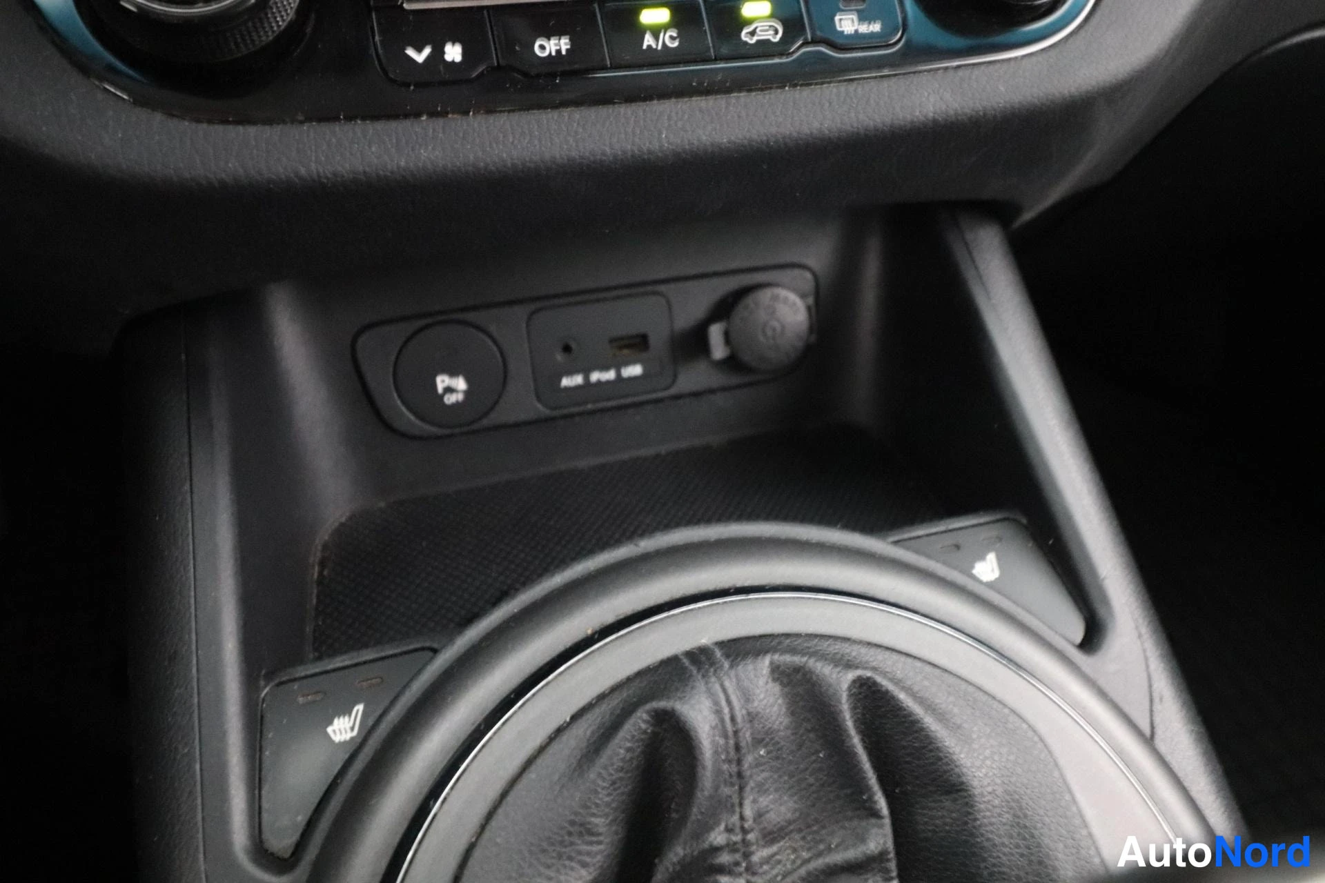 Oranssi Kia Sportage 2010, yksityiskohta, kuva 21