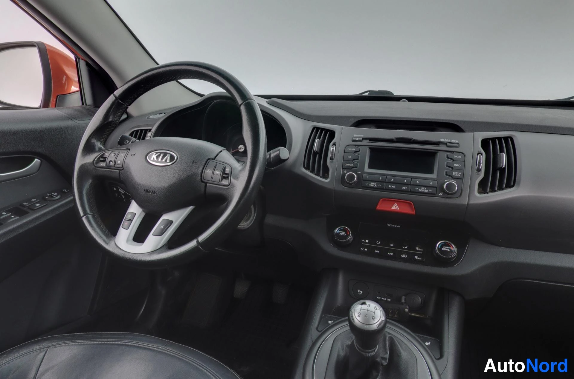 Oranssi Kia Sportage 2010, ohjaamo, kuva 9