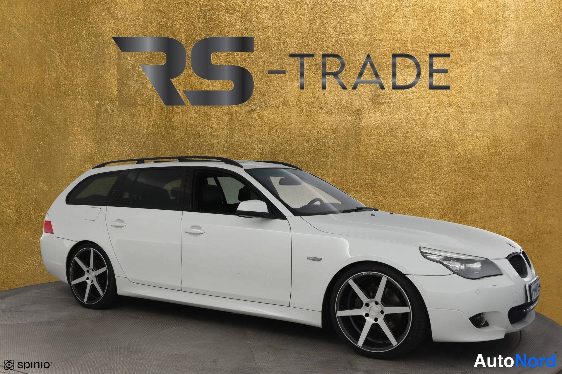 Valkoinen BMW 520d 2010, etuviisto, keula oikealle, kuva 3