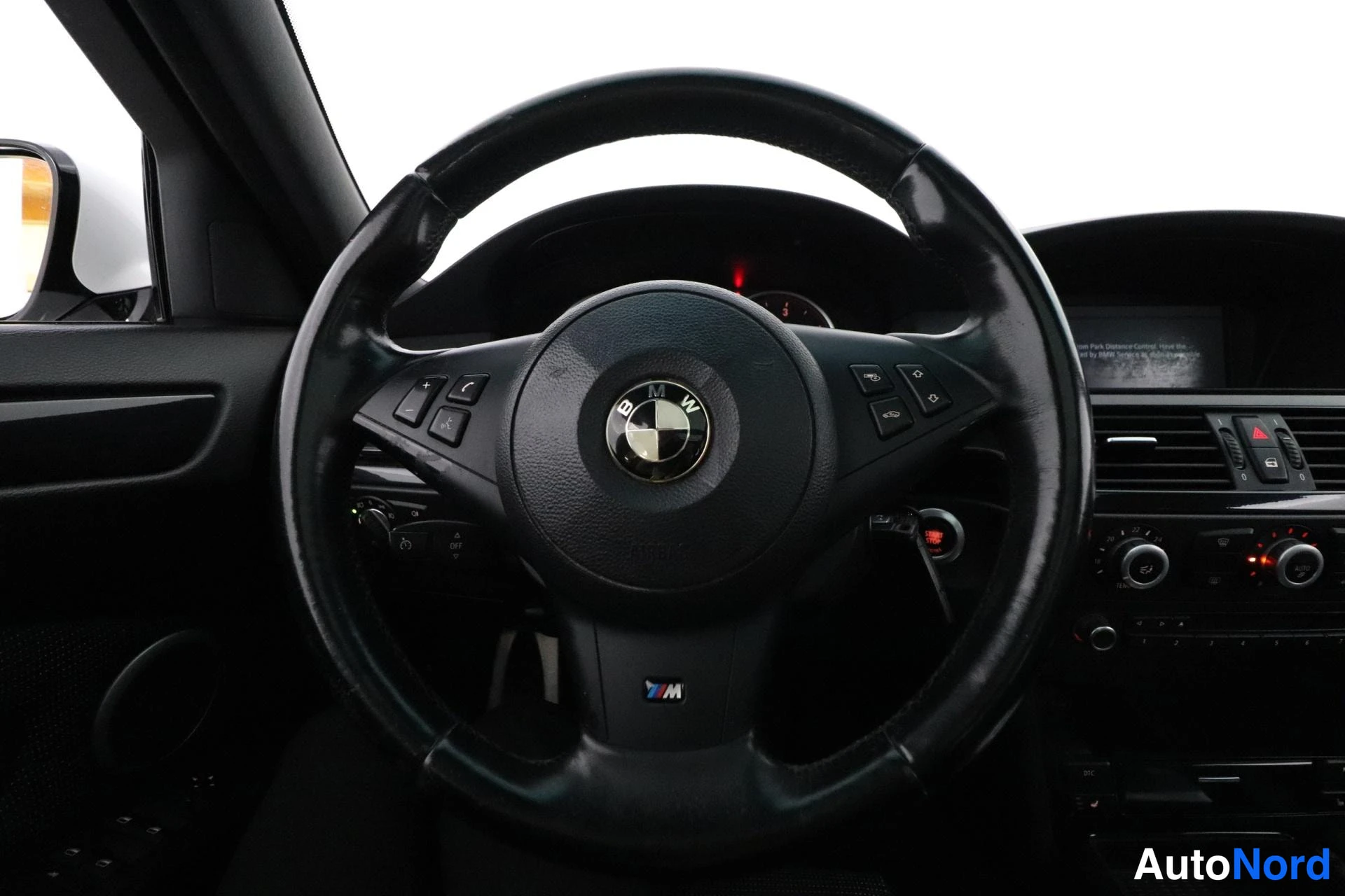 Valkoinen BMW 520d 2010, ohjaamo, kuva 11