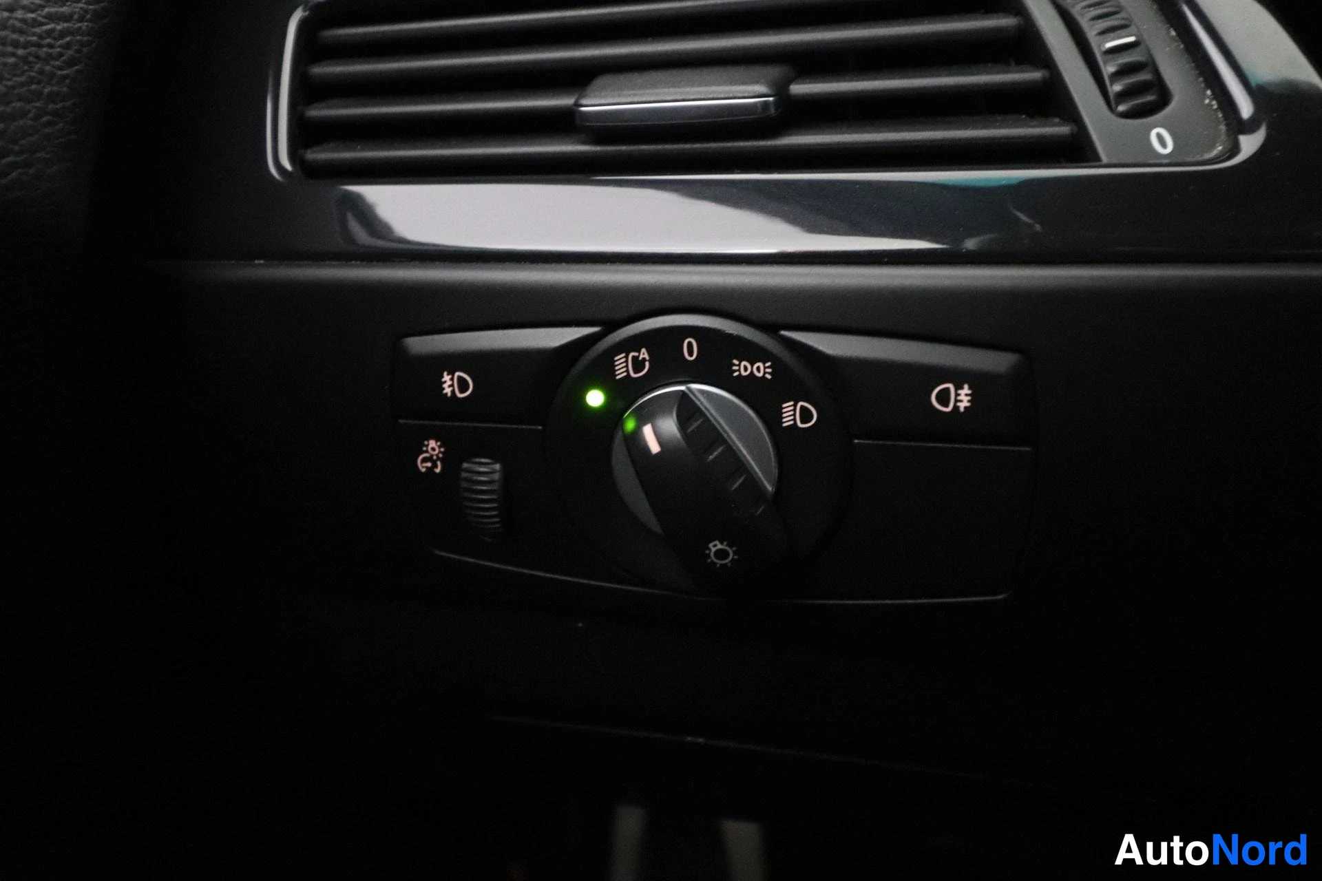 Valkoinen BMW 520d 2010, yksityiskohta, kuva 32