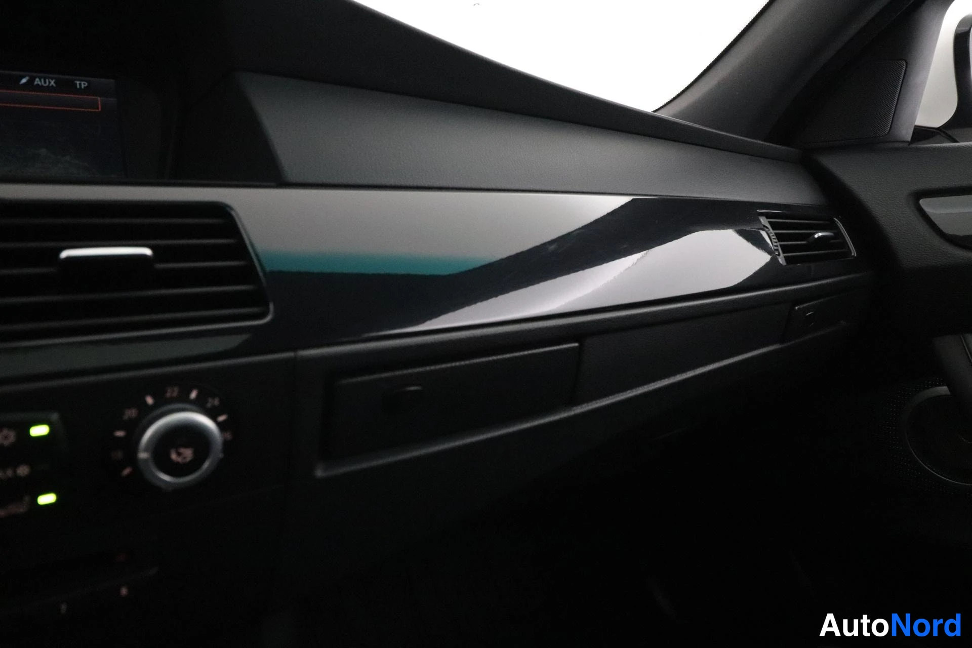 Valkoinen BMW 520d 2010, ohjaamo, kuva 10