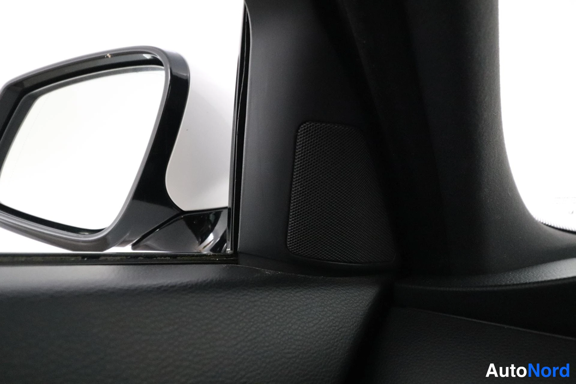 Valkoinen BMW 520d 2010, yksityiskohta, kuva 34