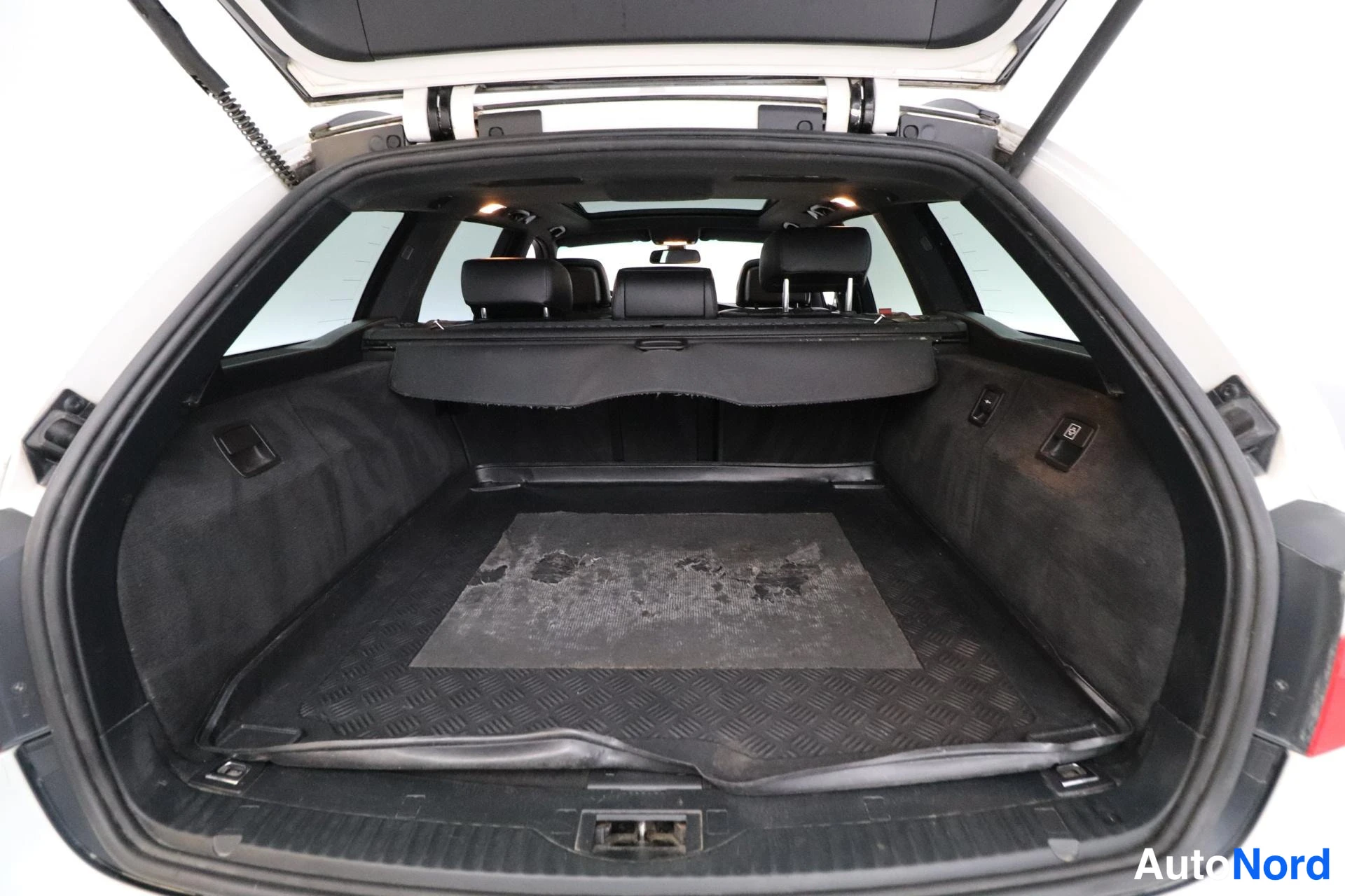 Valkoinen BMW 520d 2010, tavaratila, kuva 15