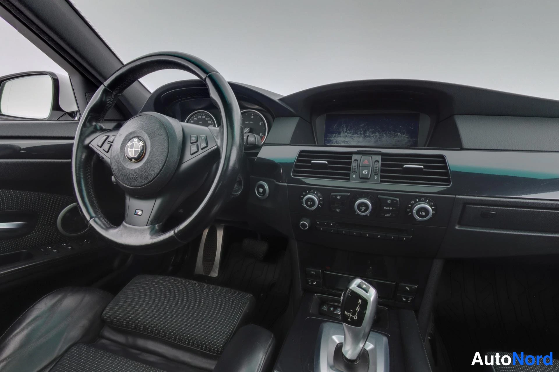 Valkoinen BMW 520d 2010, ohjaamo, kuva 8