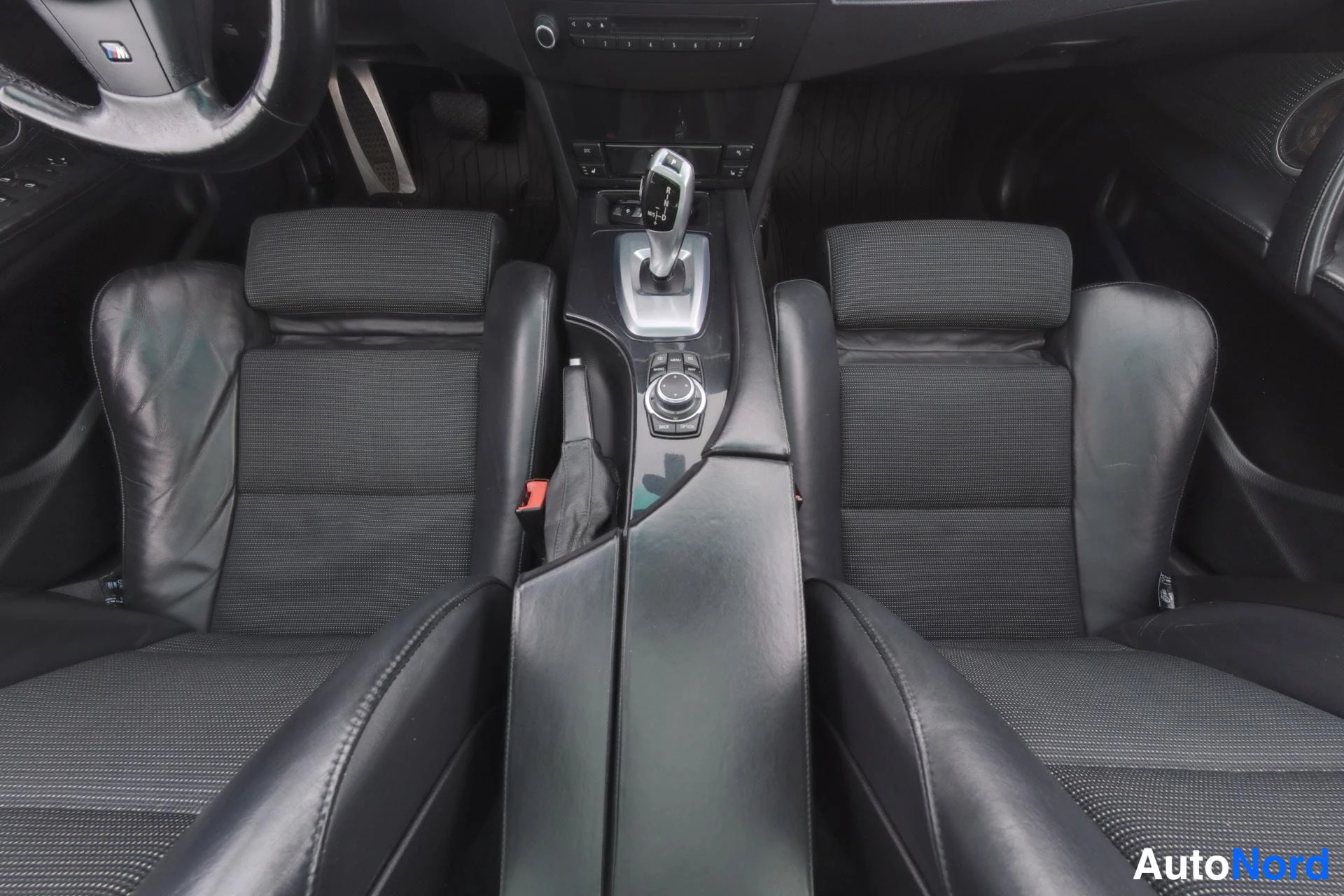 Valkoinen BMW 520d 2010, etuistuimet, kuva 12