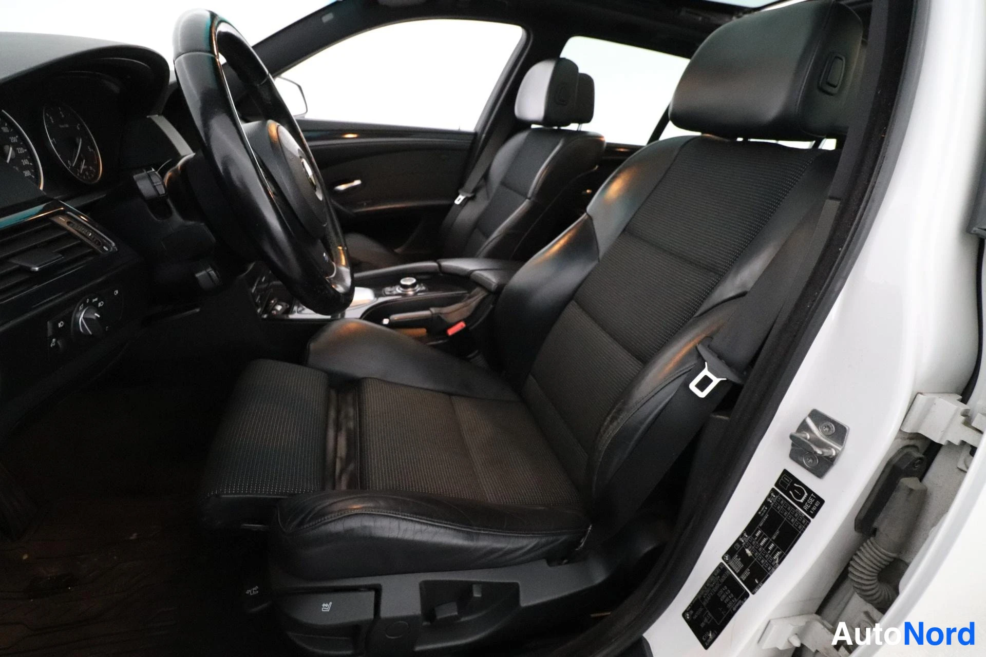 Valkoinen BMW 520d 2010, etuistuimet, kuva 13