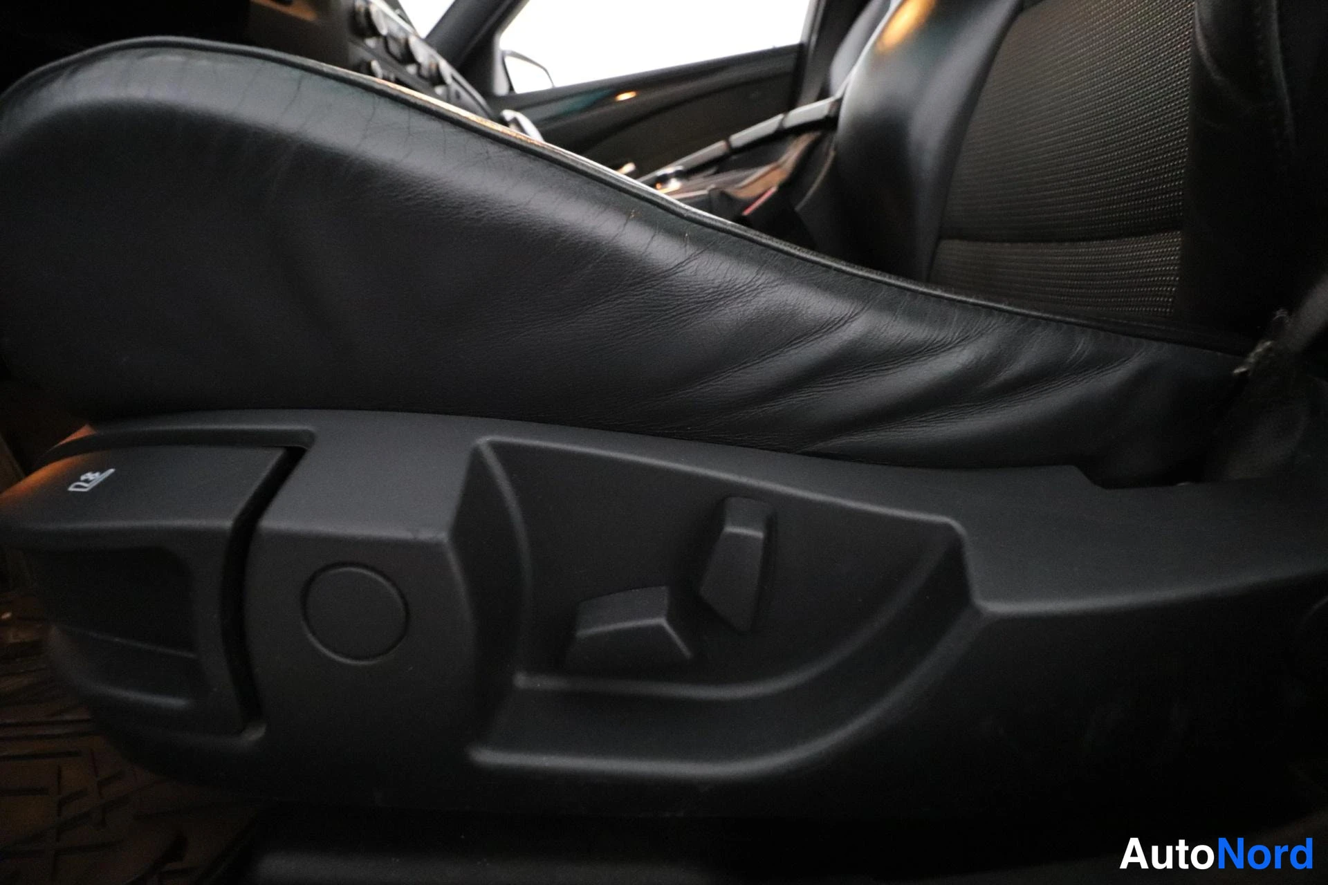 Valkoinen BMW 520d 2010, yksityiskohta, kuva 16