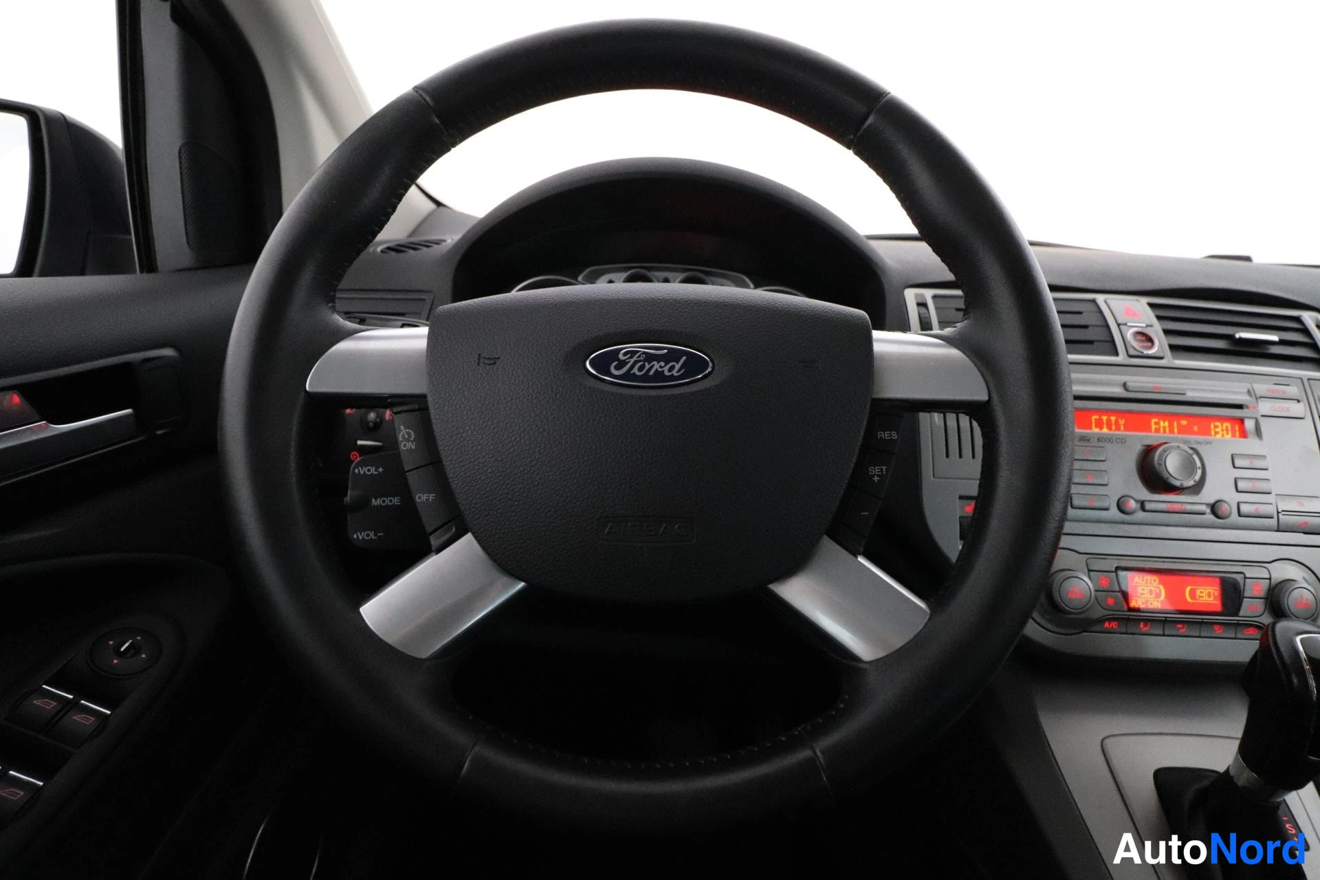 Harmaa Ford Kuga 2011, yksityiskohta, kuva 13