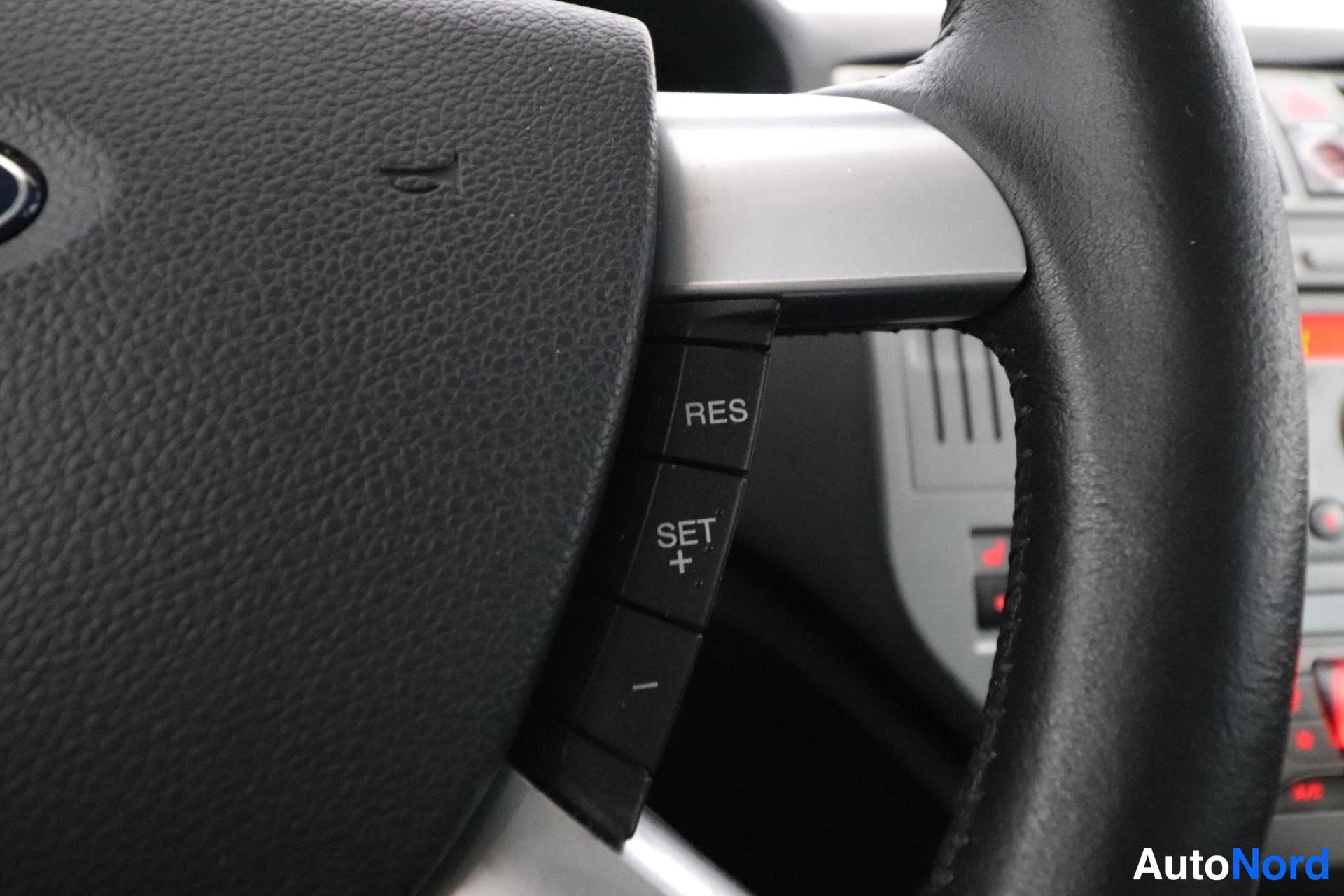 Harmaa Ford Kuga 2011, yksityiskohta, kuva 15