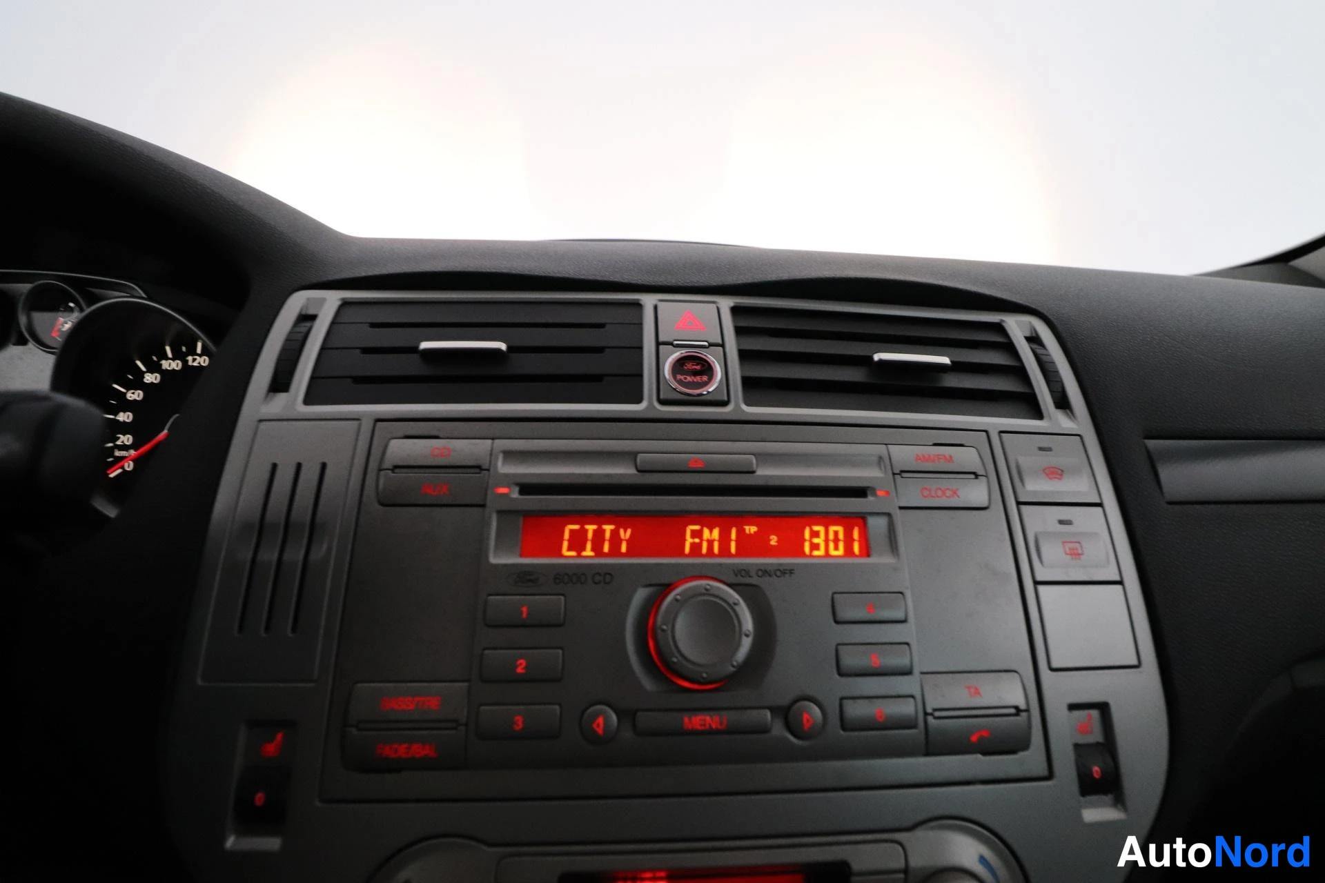 Harmaa Ford Kuga 2011, yksityiskohta, kuva 18