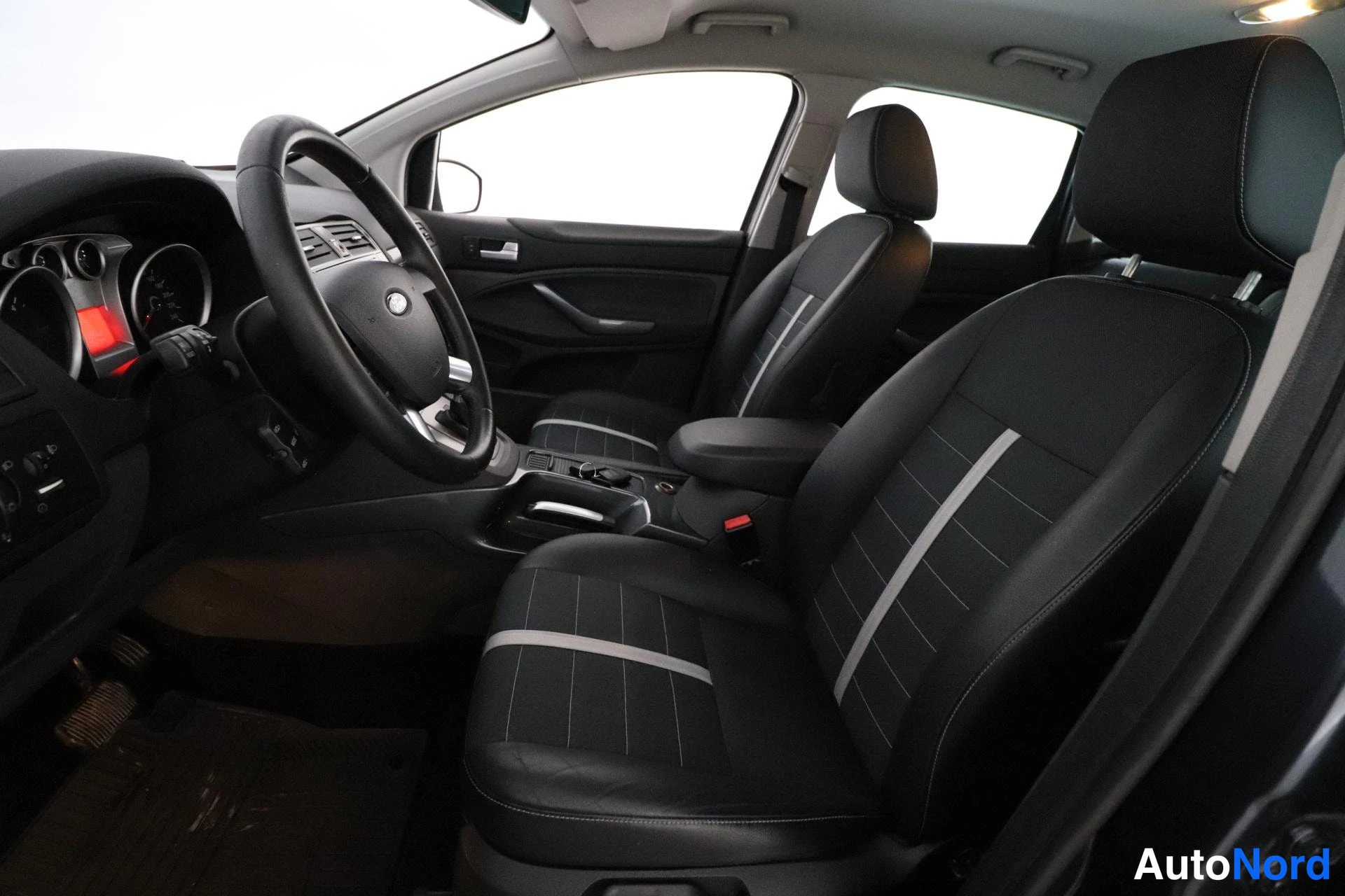Harmaa Ford Kuga 2011, etuistuimet, kuva 8