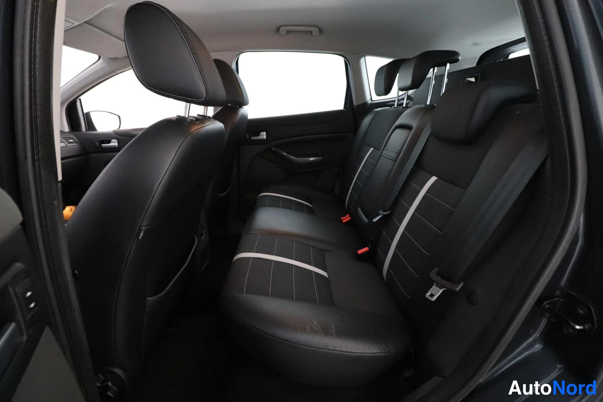 Harmaa Ford Kuga 2011, takaistuimet, kuva 10