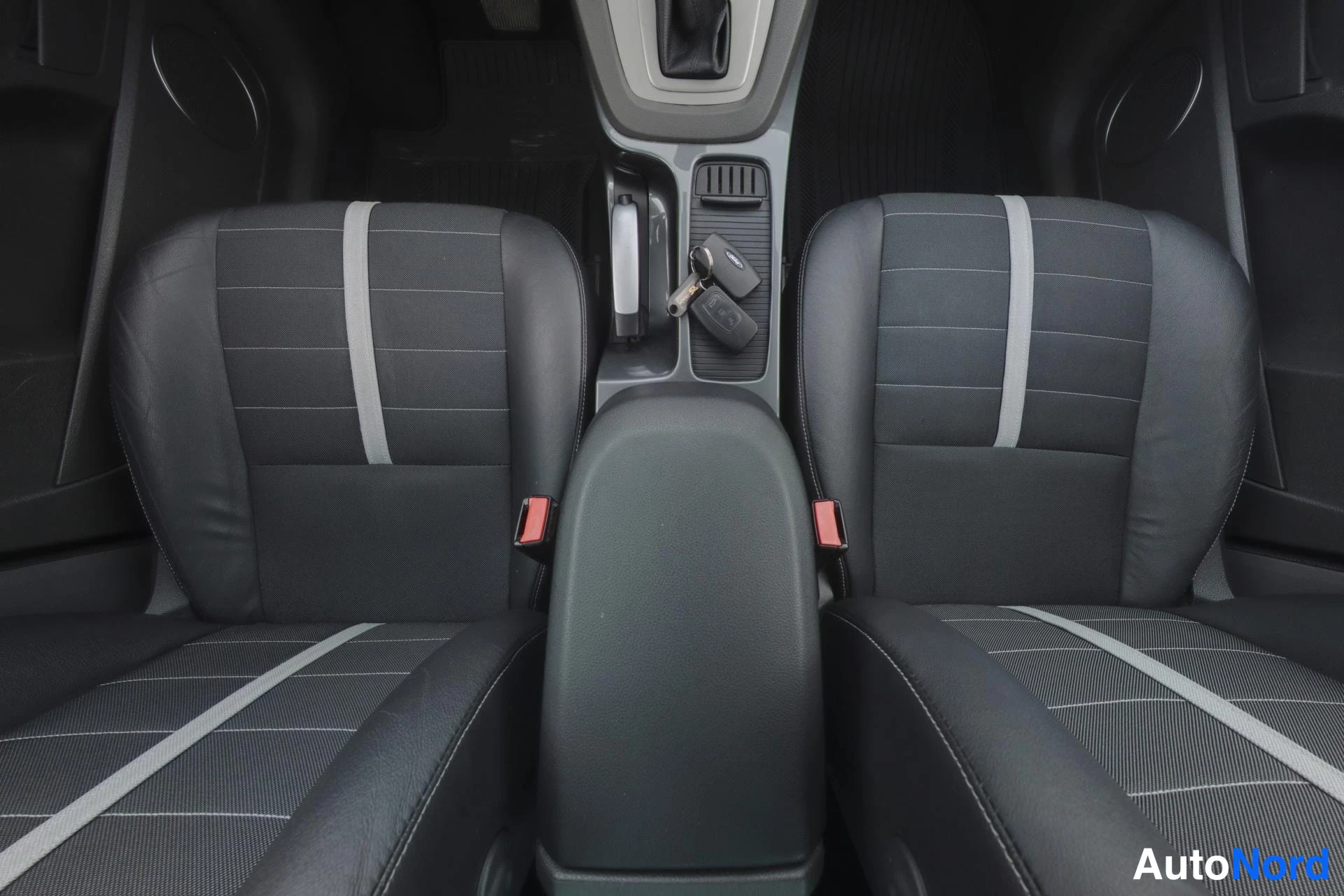Harmaa Ford Kuga 2011, etuistuimet, kuva 9