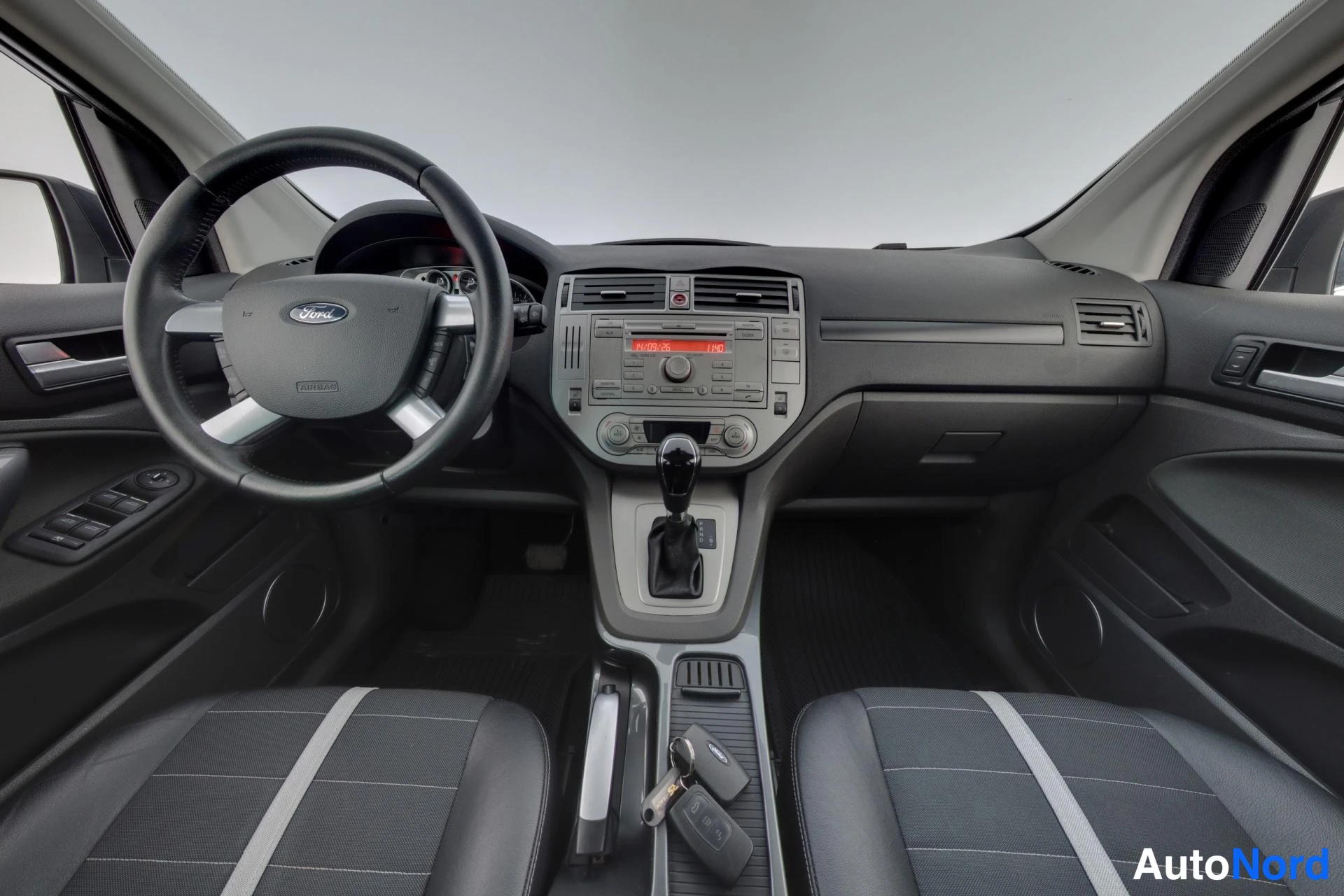 Harmaa Ford Kuga 2011, ohjaamo, kuva 7