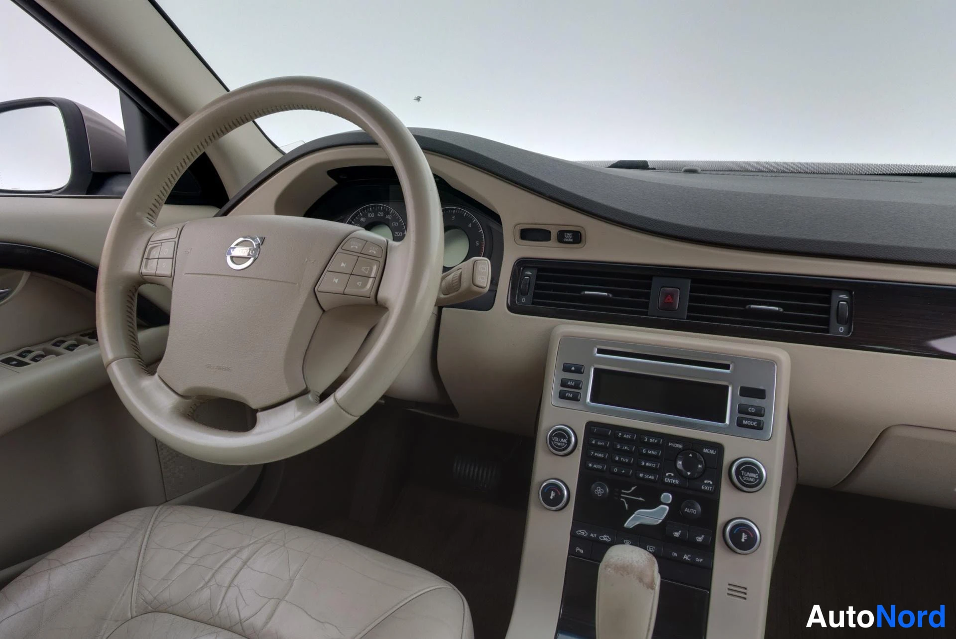 Harmaa Volvo V70 2008, ohjaamo, kuva 9