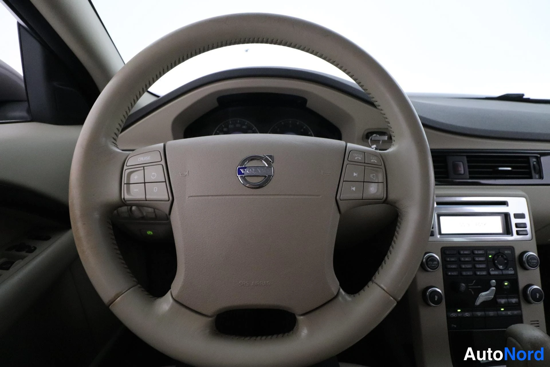 Harmaa Volvo V70 2008, ohjaamo, kuva 10