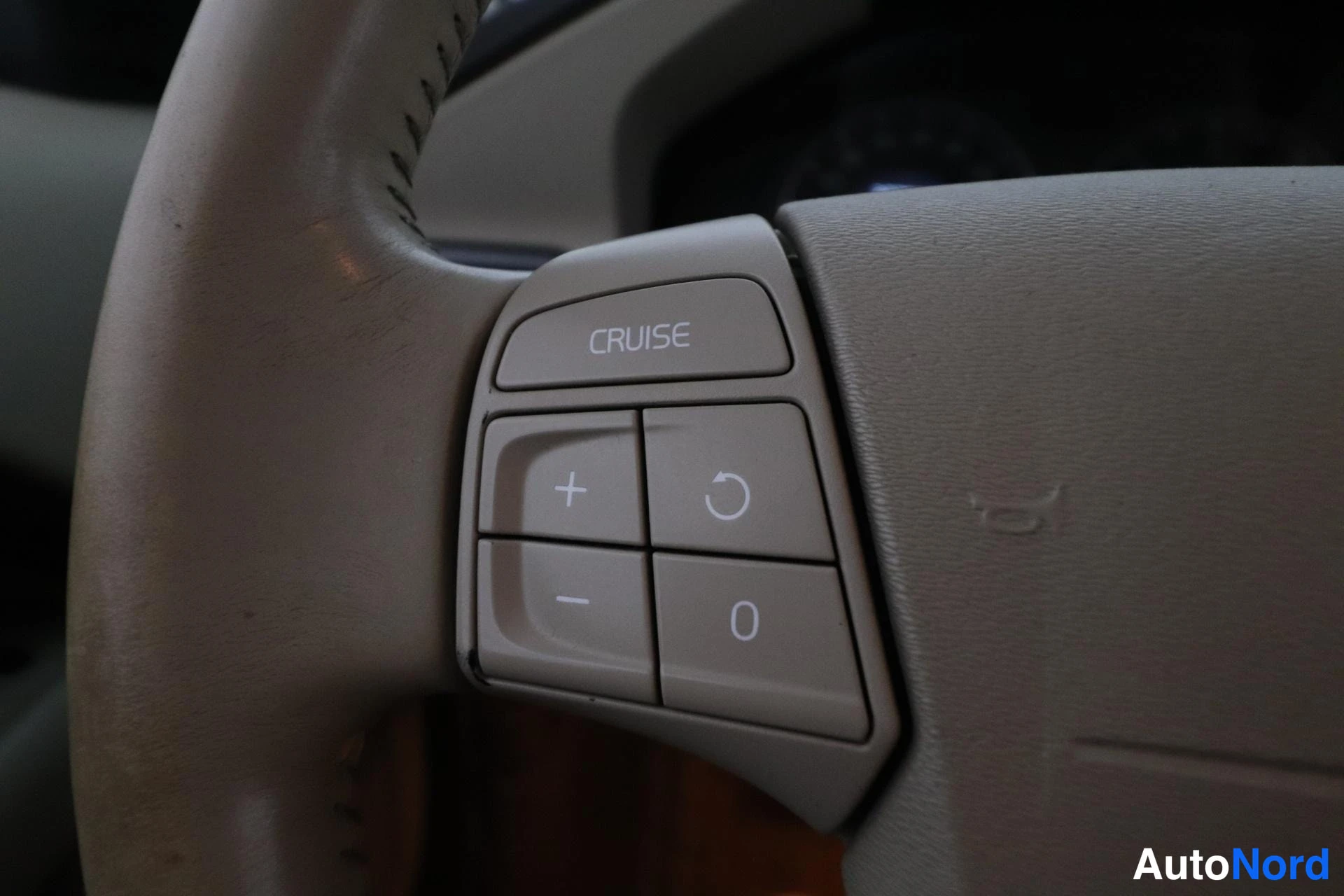 Harmaa Volvo V70 2008, yksityiskohta, kuva 16