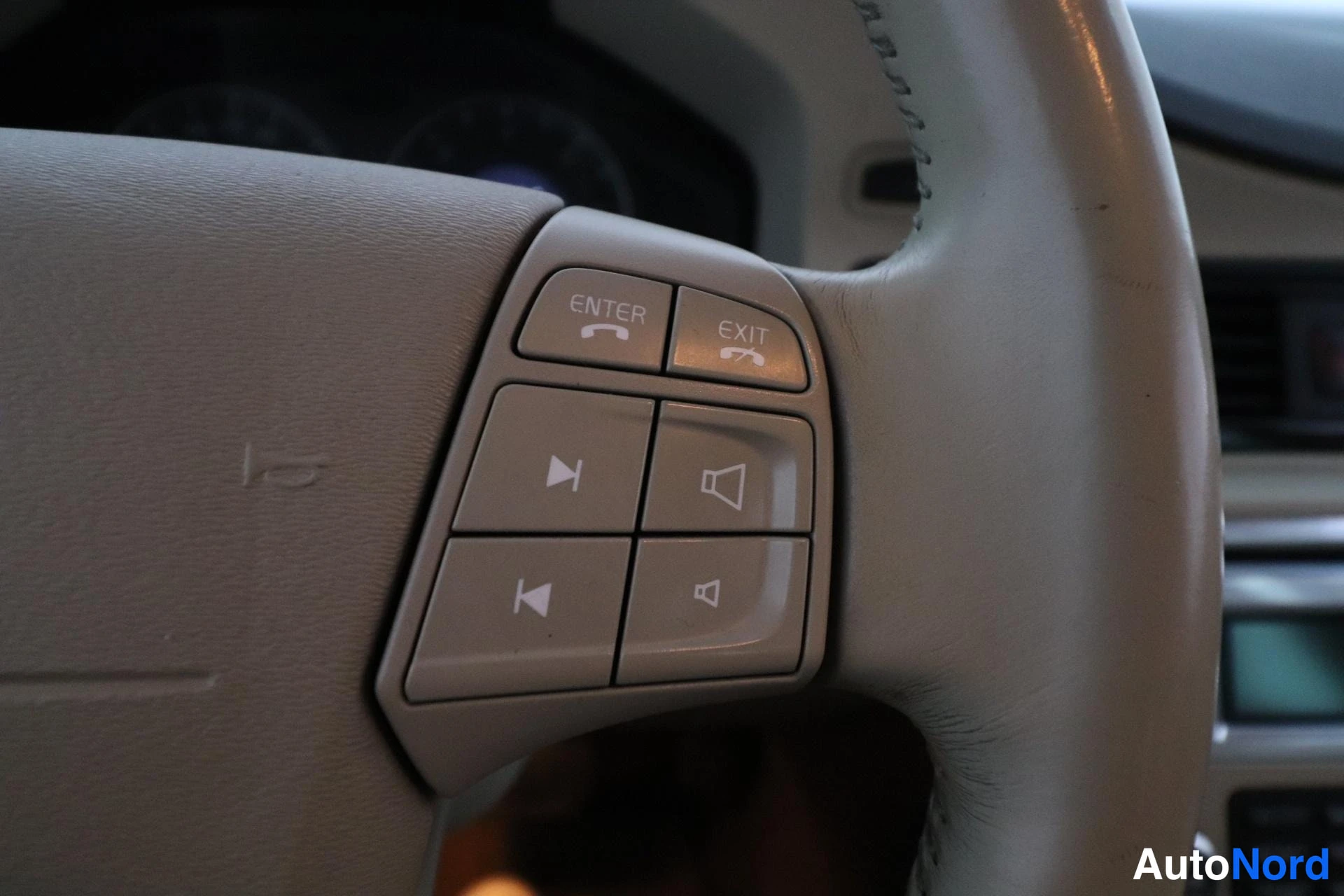 Harmaa Volvo V70 2008, yksityiskohta, kuva 17