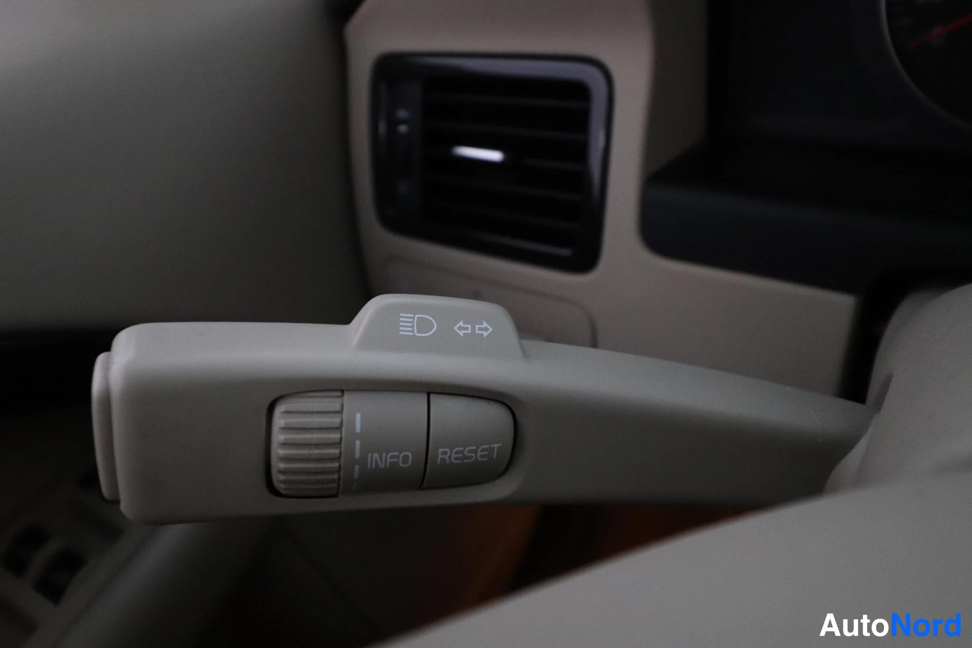 Harmaa Volvo V70 2008, yksityiskohta, kuva 18