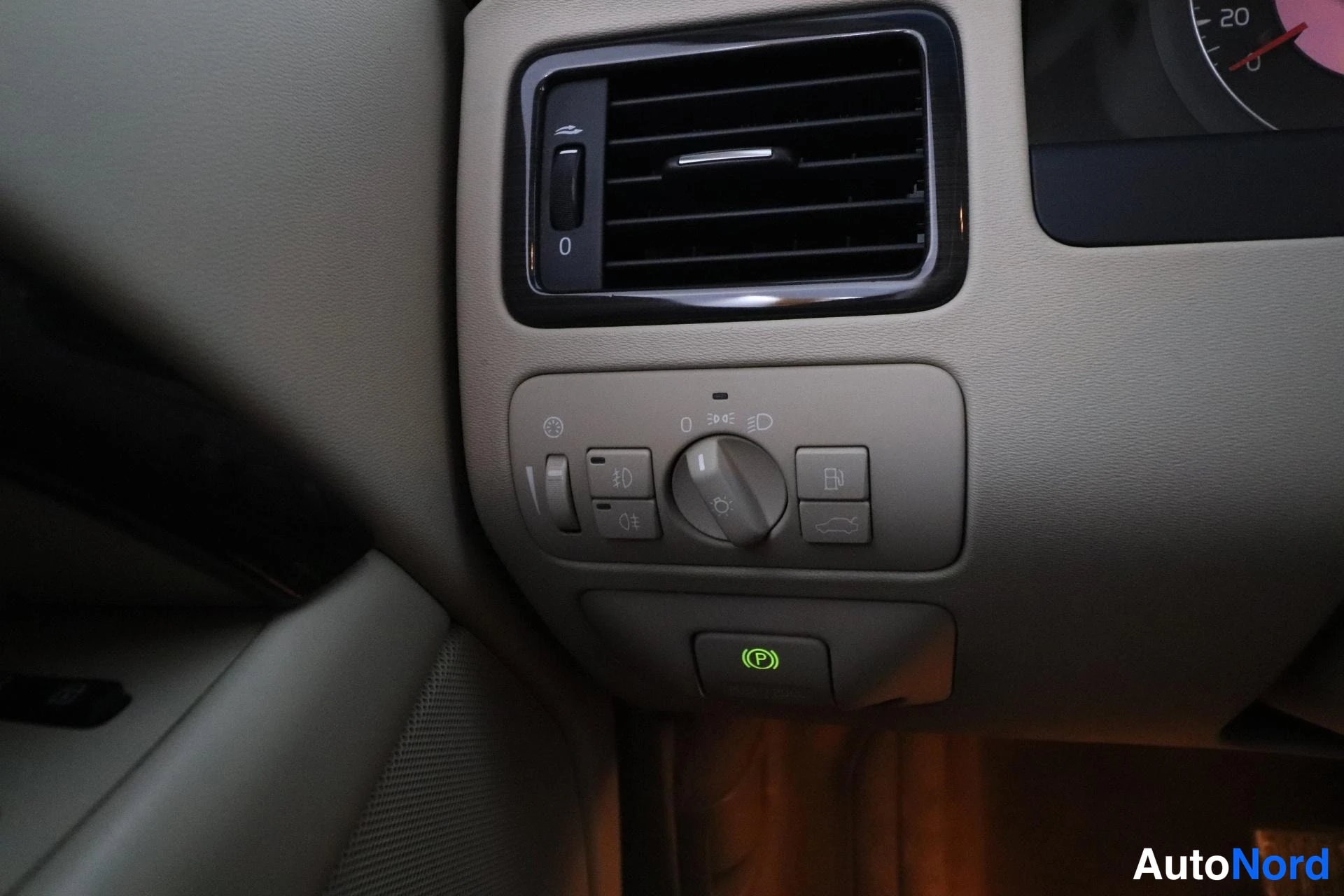 Harmaa Volvo V70 2008, yksityiskohta, kuva 25