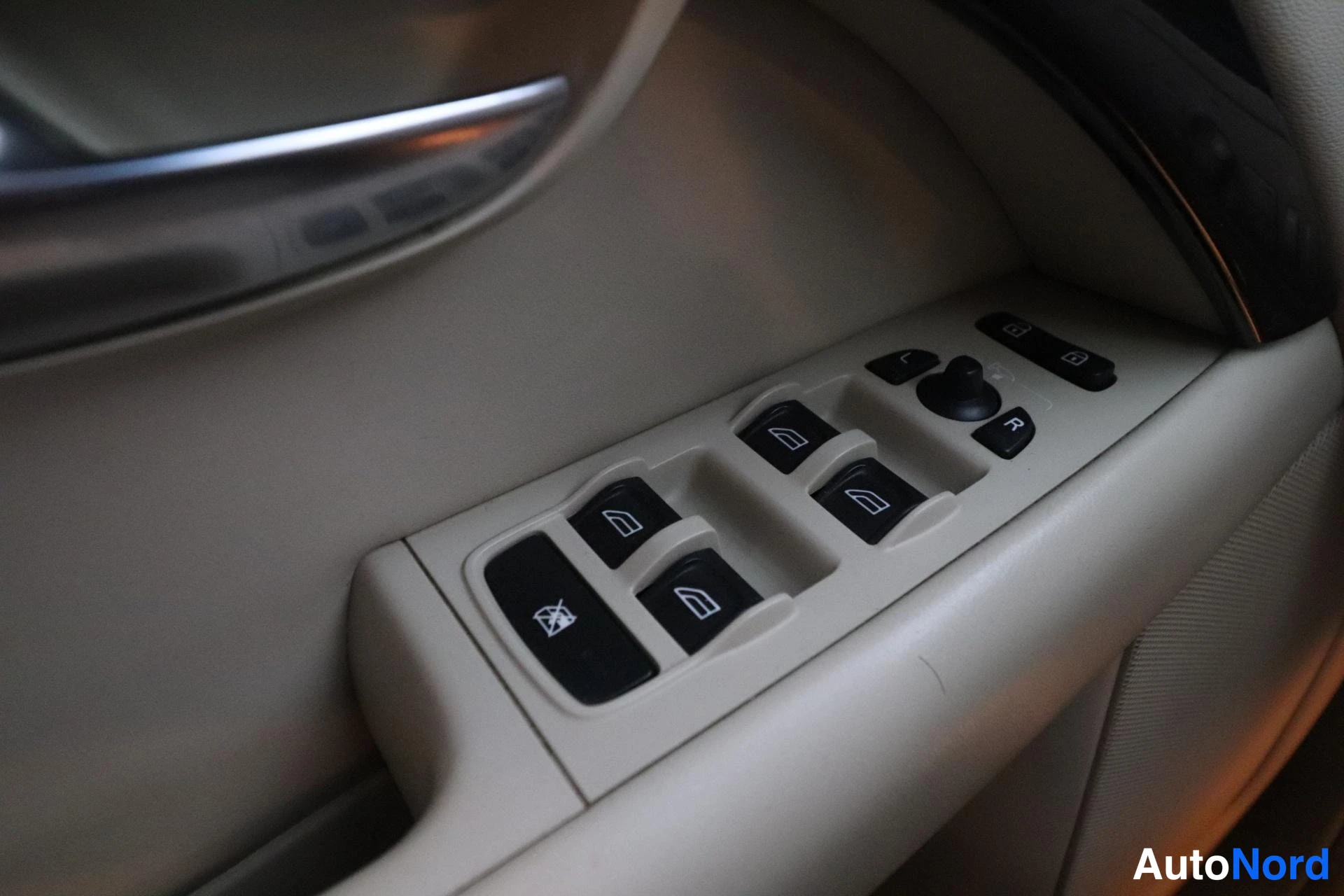 Harmaa Volvo V70 2008, yksityiskohta, kuva 26