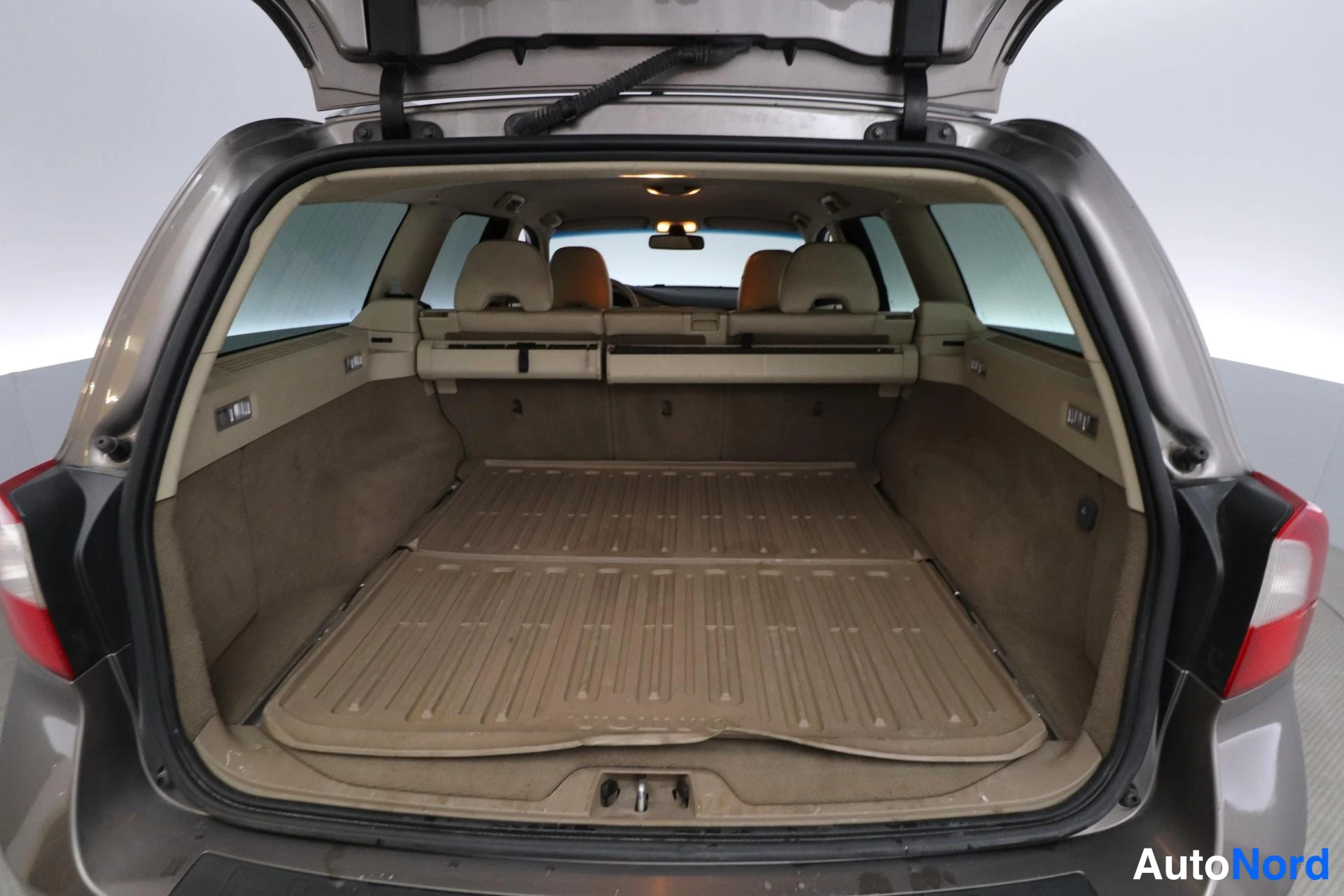 Harmaa Volvo V70 2008, tavaratila, kuva 13