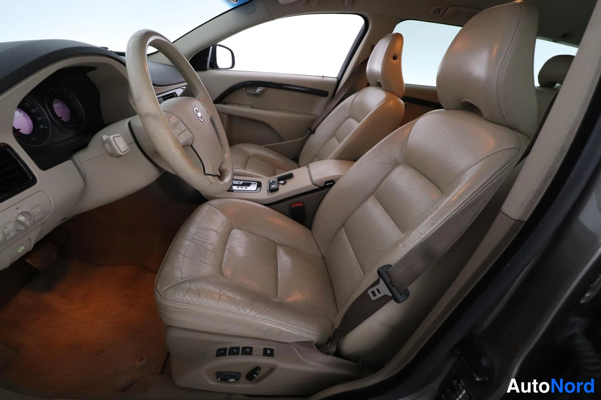 Harmaa Volvo V70 2008, ohjaamo, kuva 7