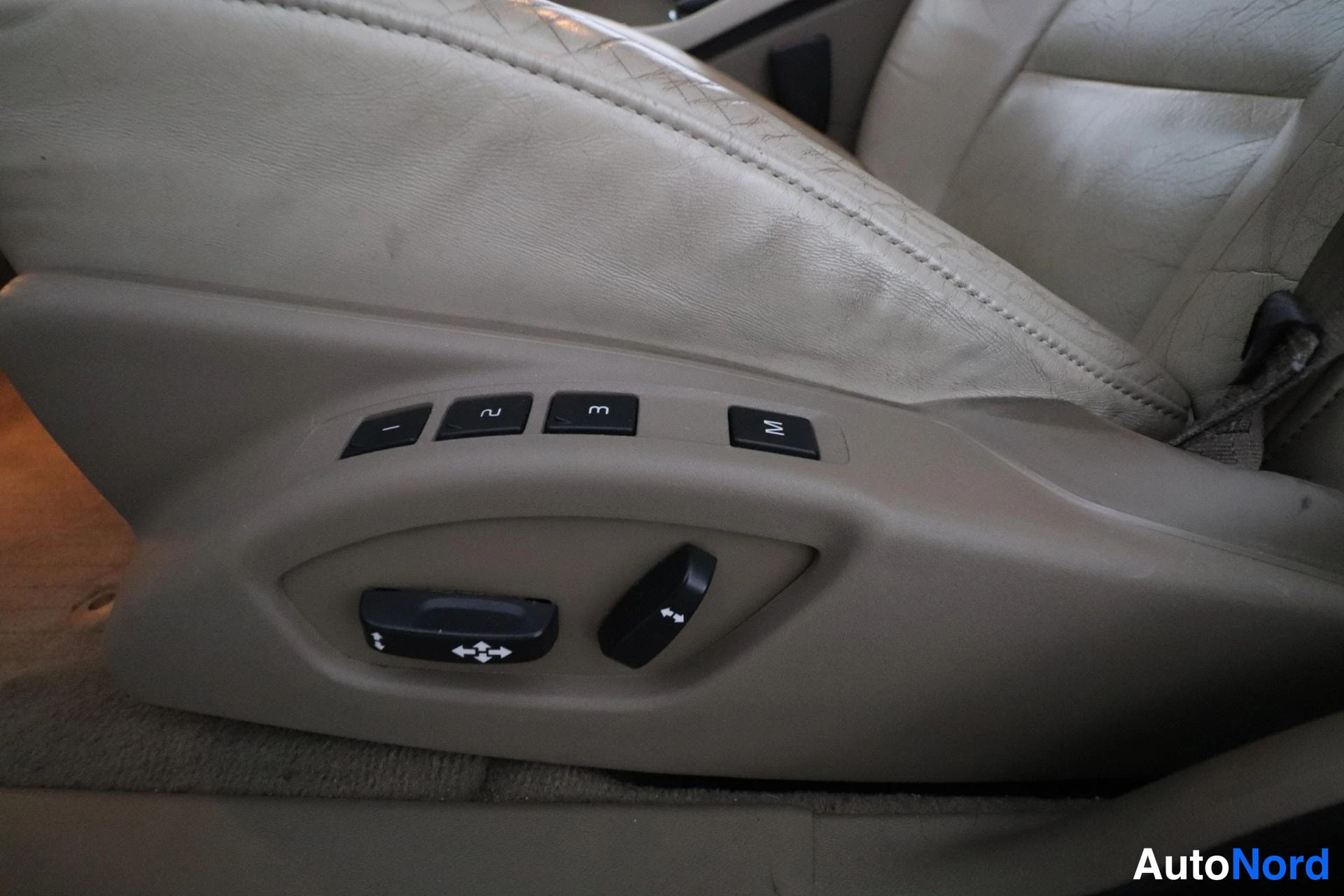 Harmaa Volvo V70 2008, yksityiskohta, kuva 14