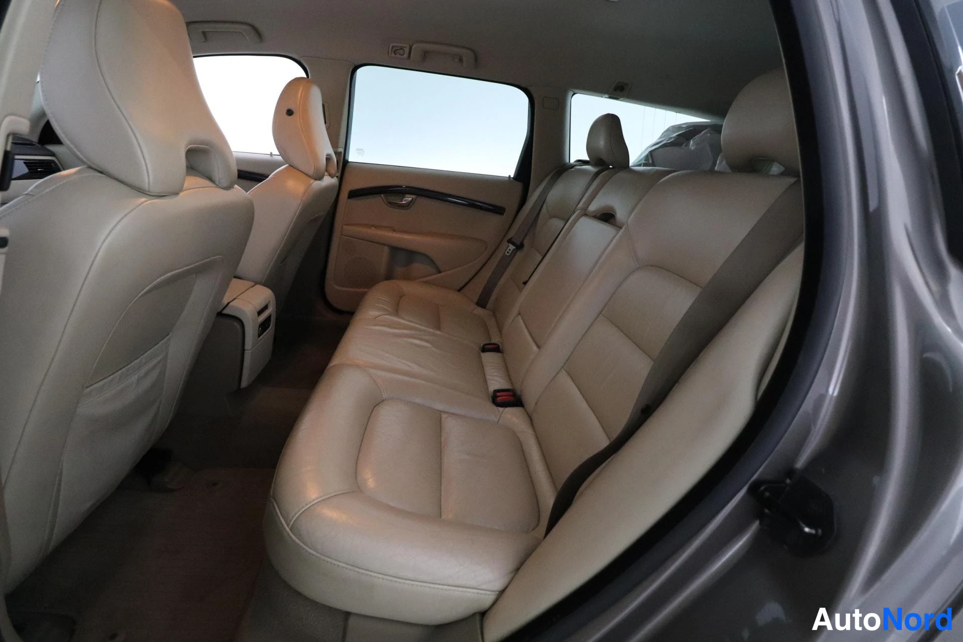 Harmaa Volvo V70 2008, takaistuimet, kuva 12