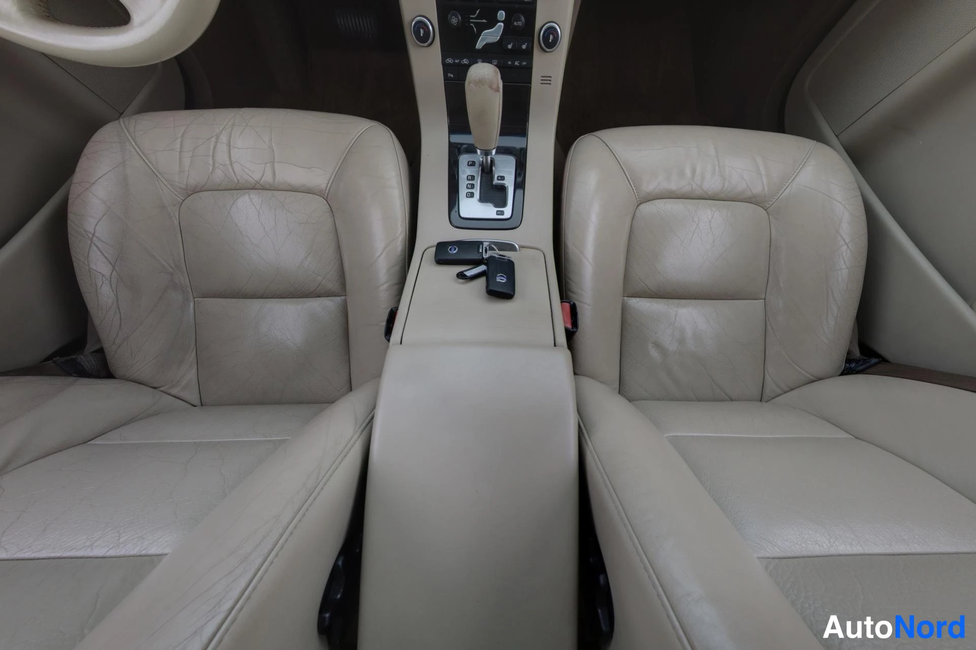 Harmaa Volvo V70 2008, etuistuimet, kuva 11